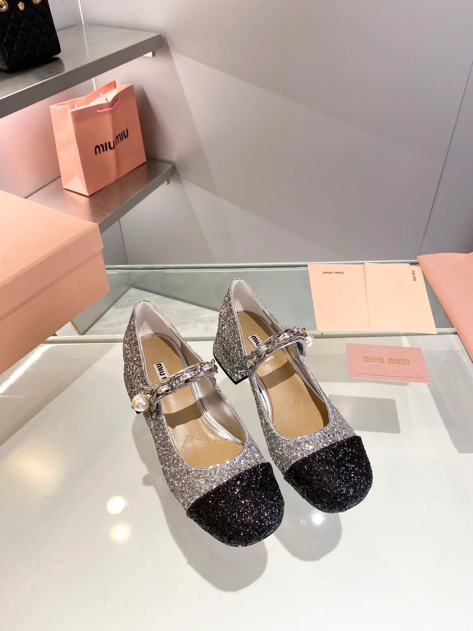 Новинка осенне-зимней коллекции Miu Miu 2023 — балетки со стразами — на низком каблуке — серебристые.