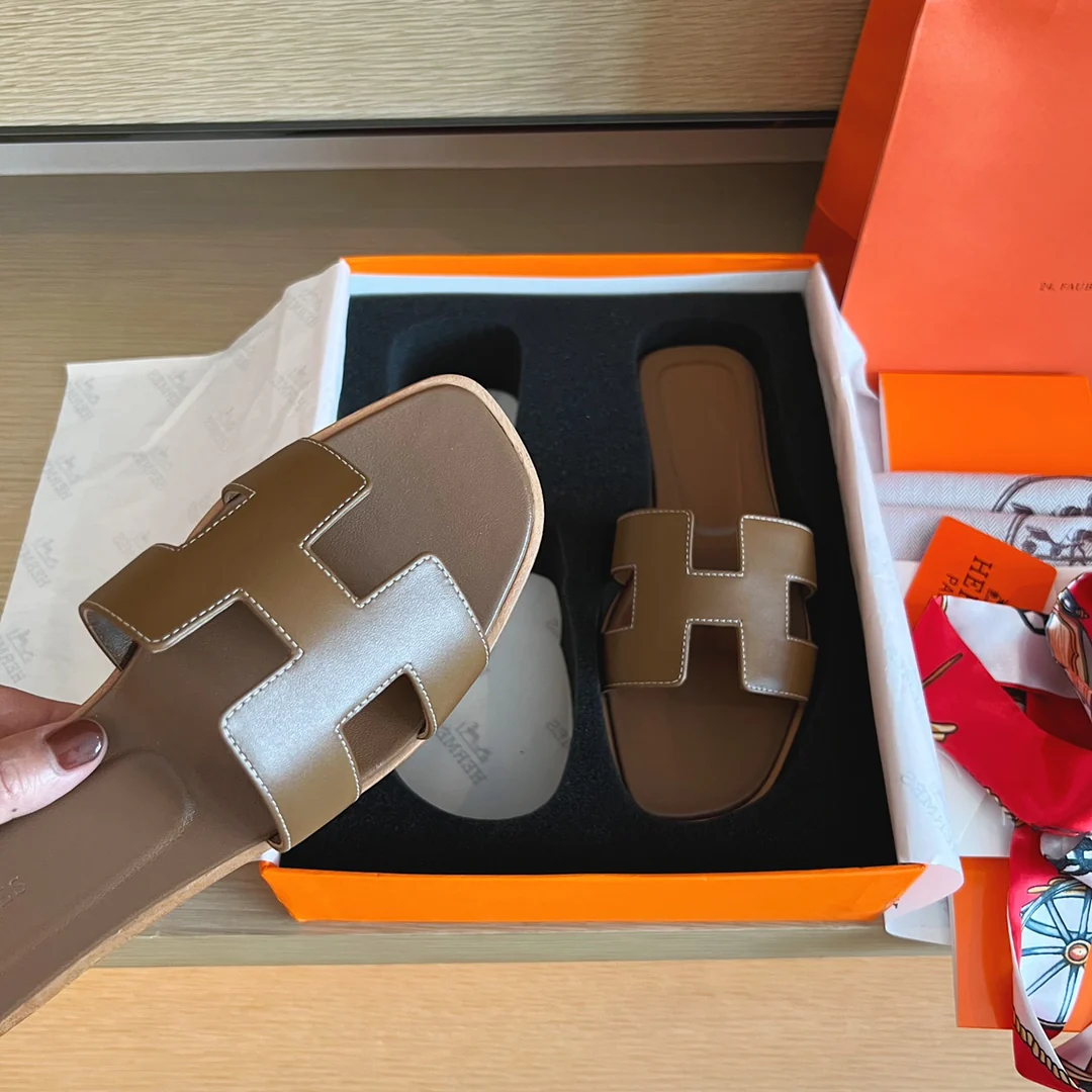 Классические домашние тапочки Hermes H - Верх из однотонной кожи - Подошва, полностью закрывающая тапочки - Коричневый