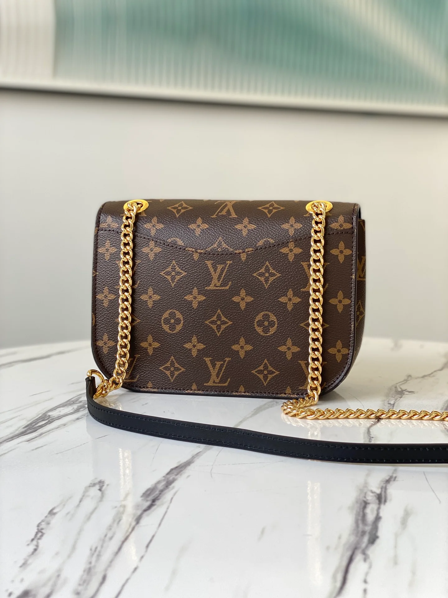 Сумка LV-M45592 Neomonceau - подкладка с черным монограммом.