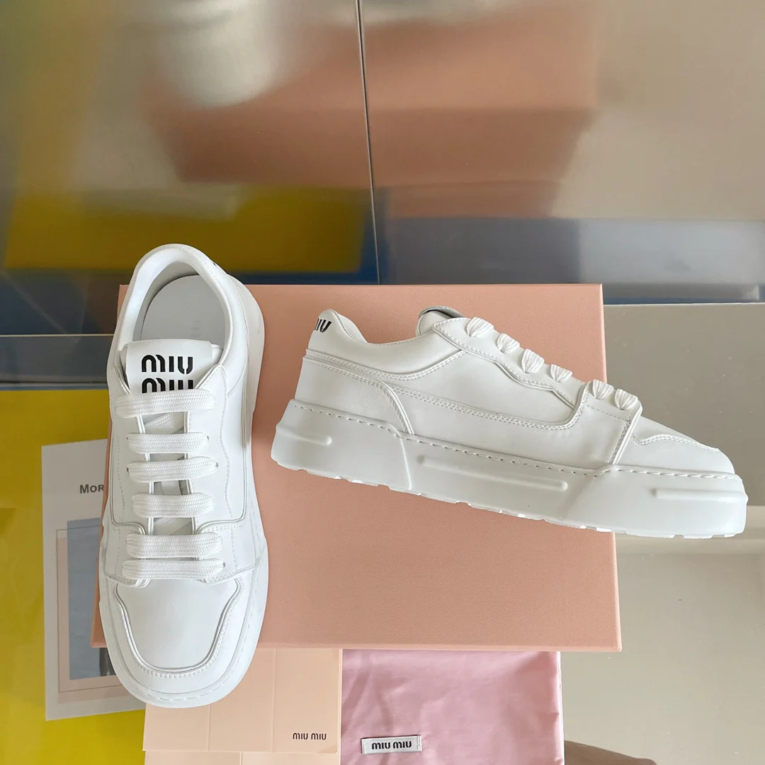Новые поступления коллекции Miu Miu весна/лето 2023 - Ретро-кроссовки в стиле ?грязные штаны? - Белые кроссовки на платформе