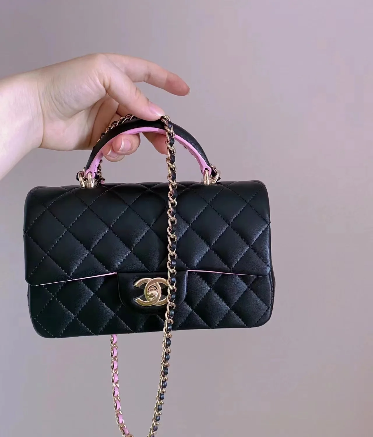 Новинка сезона весна/лето 2023 от Chanel - сумка CF - 20 см - черно-розовая - на фото.