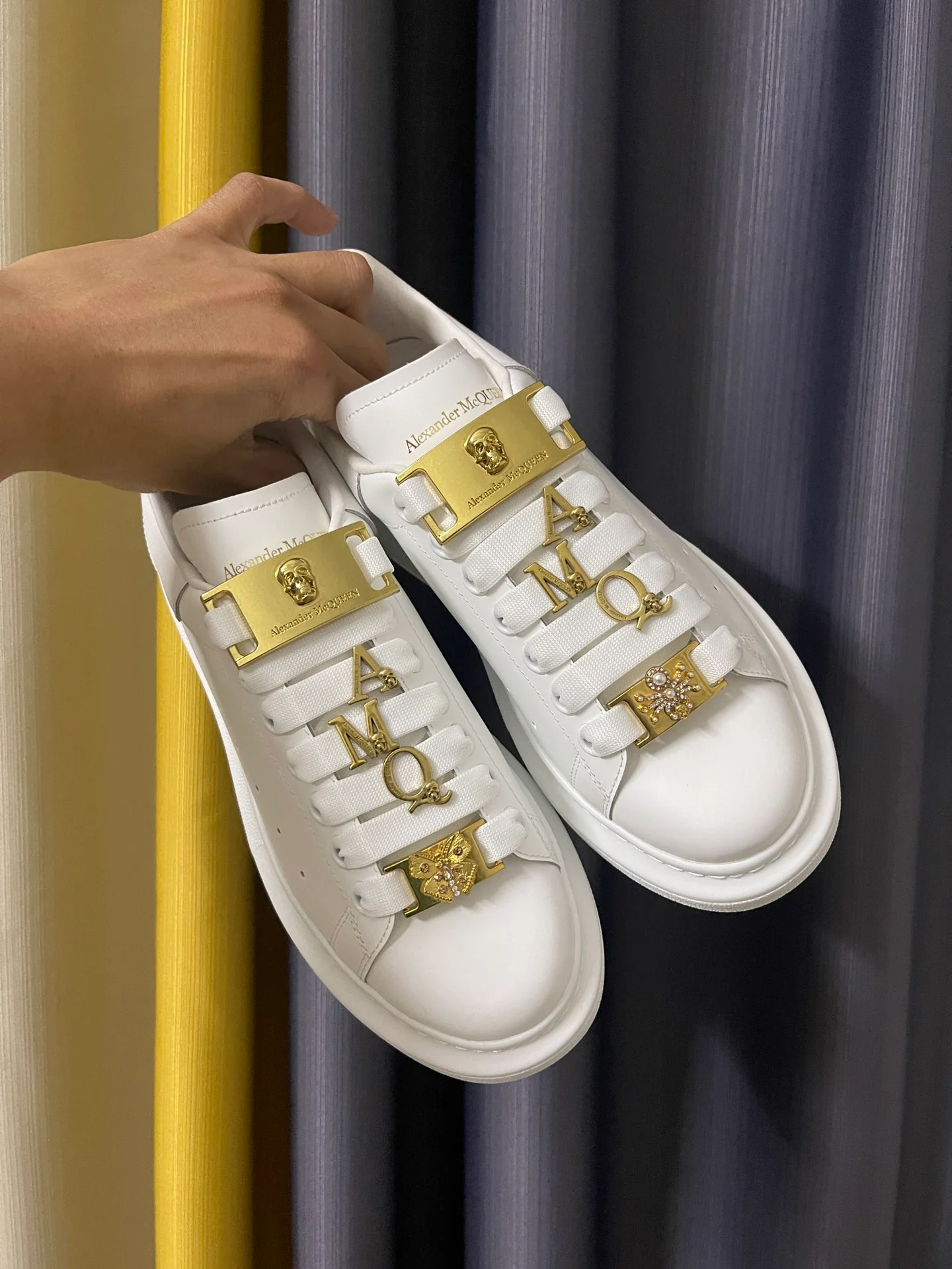 Классические белые кроссовки McQueen - унисекс - полностью из белой кожи с металлической пряжкой