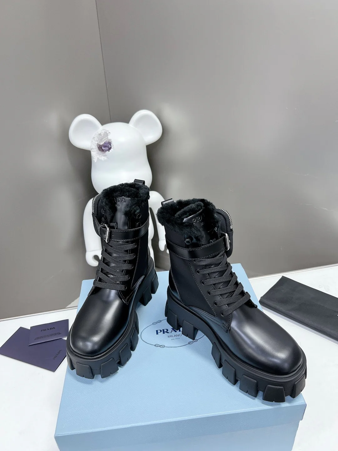 Chanel - Новинка весны 2022 года - Высокие повседневные туфли с зубчатым ремешком - Черные