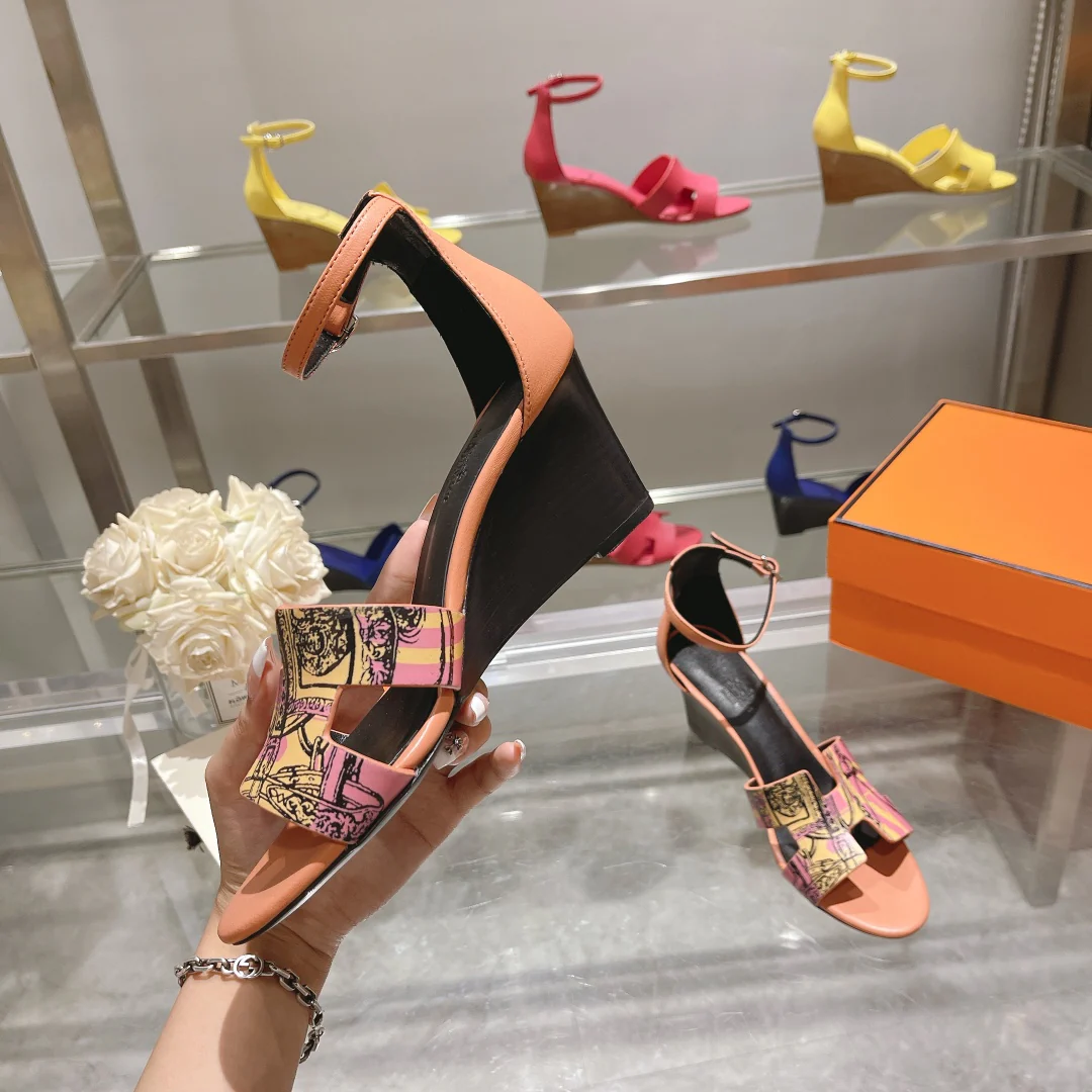 Новинка весны 2022 года от Hermes - Сандалии на массивном каблуке - 2 шт.