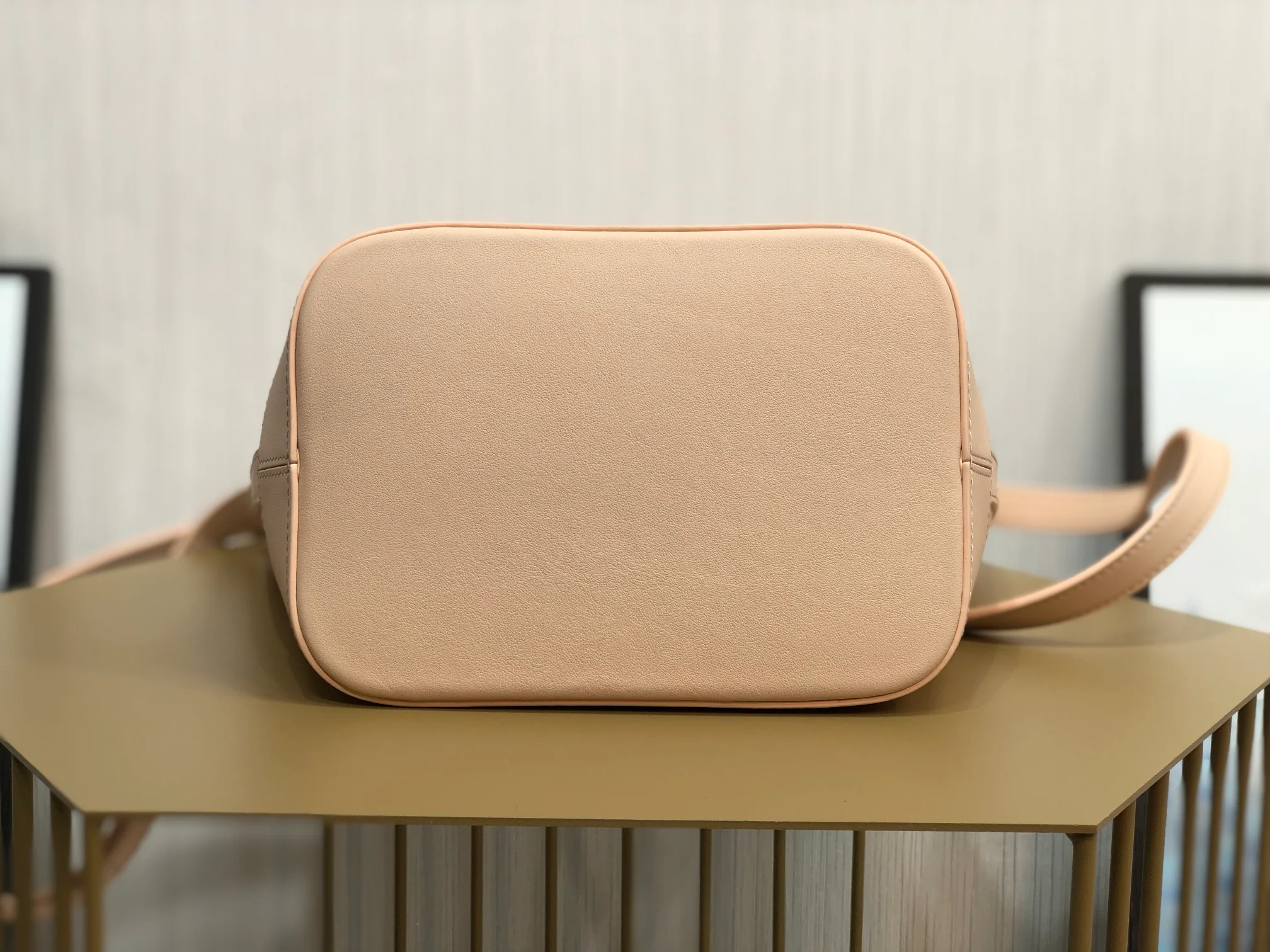 Новинка сезона весна/лето 2022 от Celine - Маленькая кожаная сумка-ведро Cuir Triomphe - 2 шт.