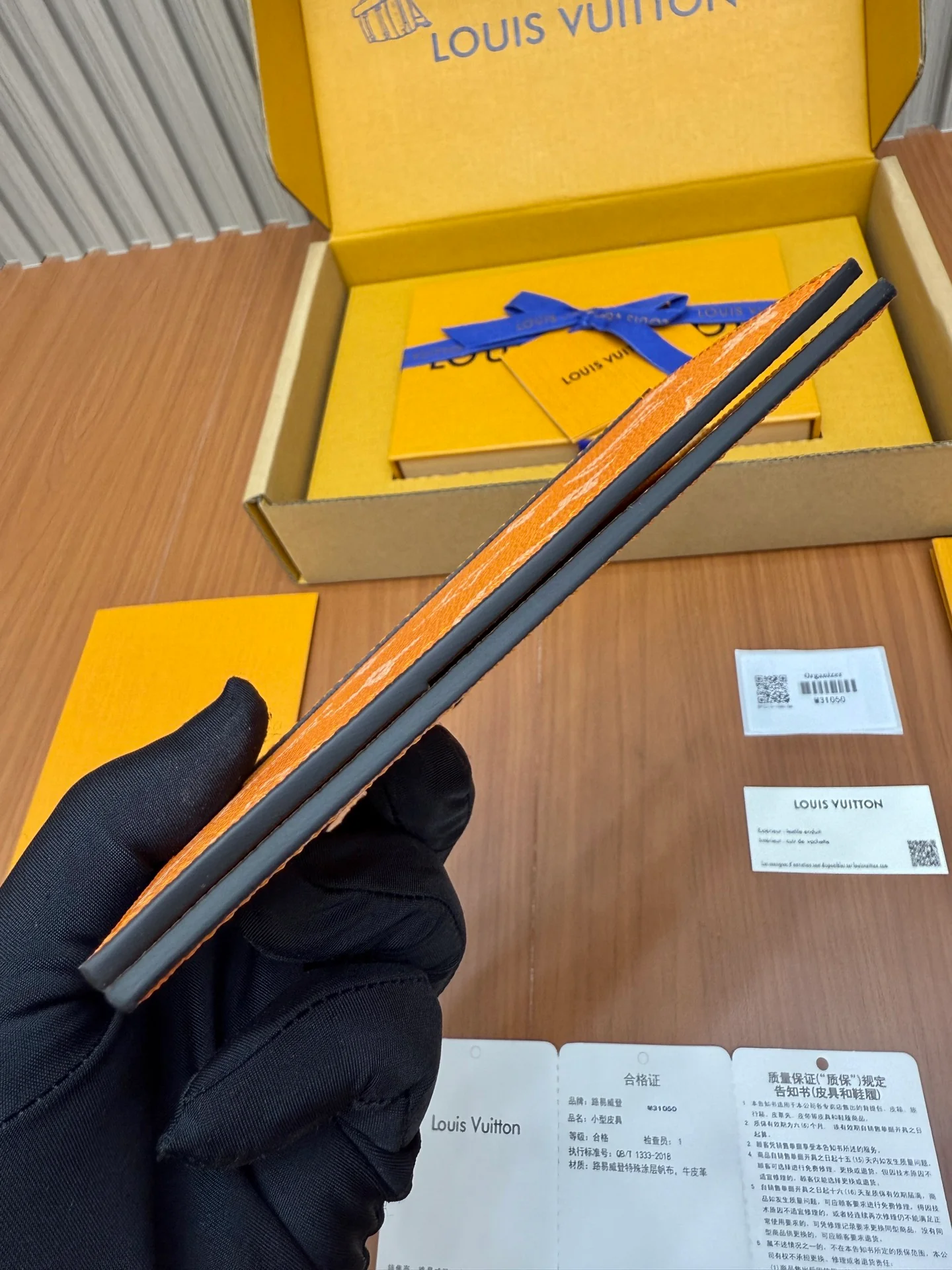 Кошелек для визитных карточек LV-m31050 из цельной стали - оранжевый, с монограммой.