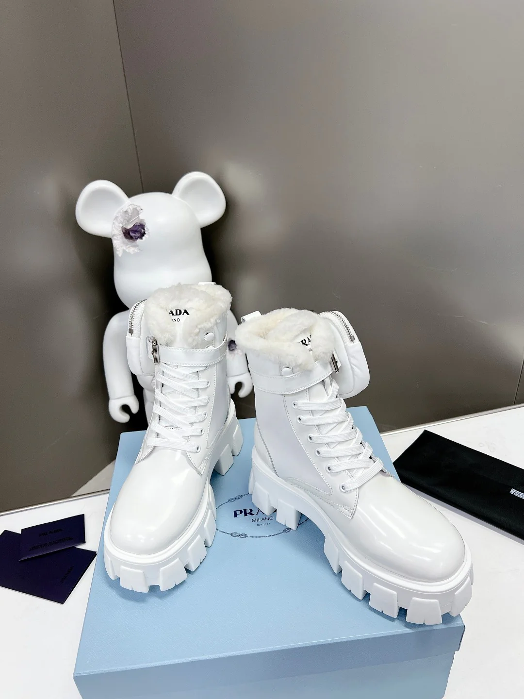 Chanel - Новинка ранней весны 2022 года - Высокие повседневные туфли с зубчатым ремешком - Белые