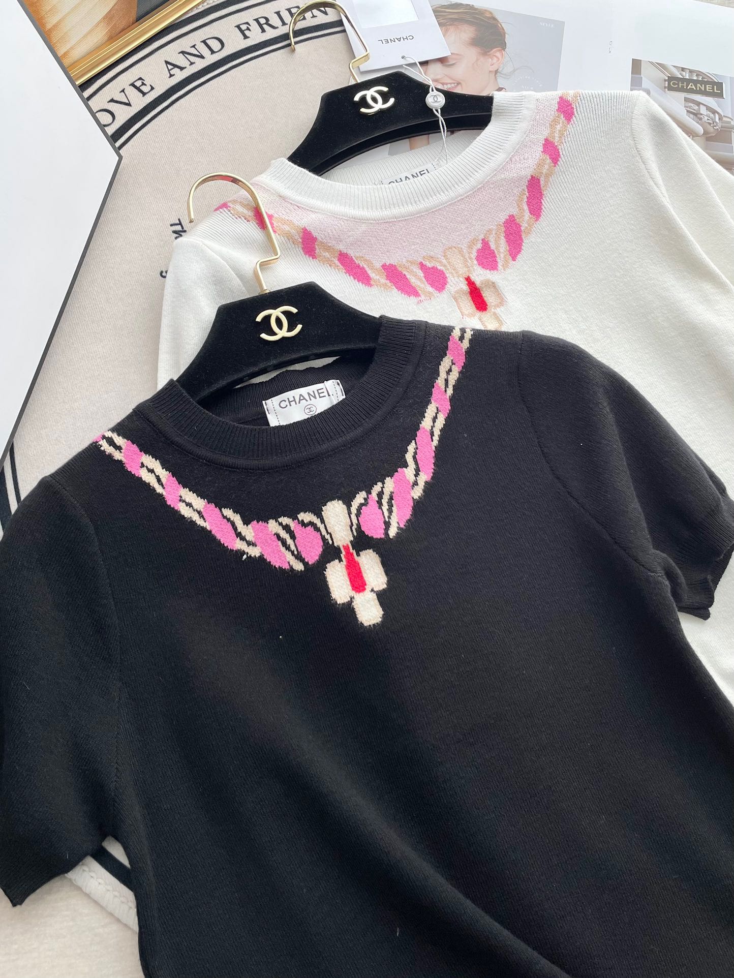 Колье Chanel 2403 из жаккардовой ткани с драгоценными камнями и вышитый круглый вырез, вязаный топ с короткими рукавами - черный