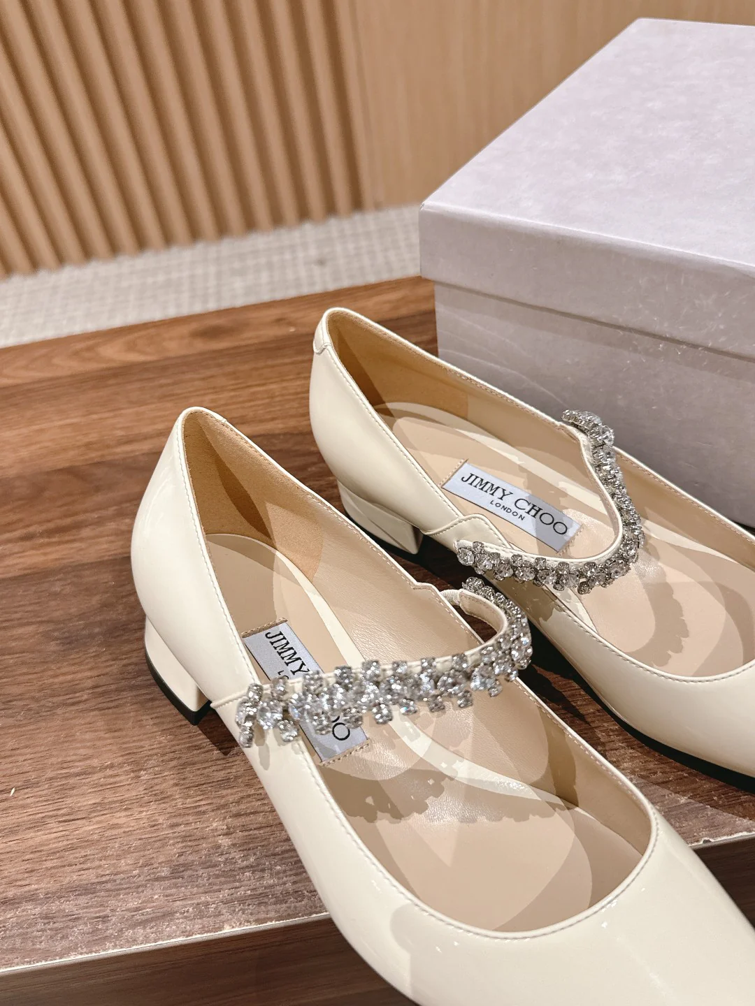Туфли Jimmy Mary Jane с хрустальным колье на одной лямке — белые.