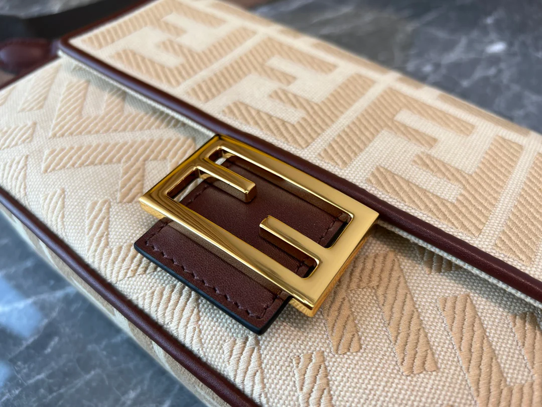 Сумка-багет Fendi — вышитая, бежевая.