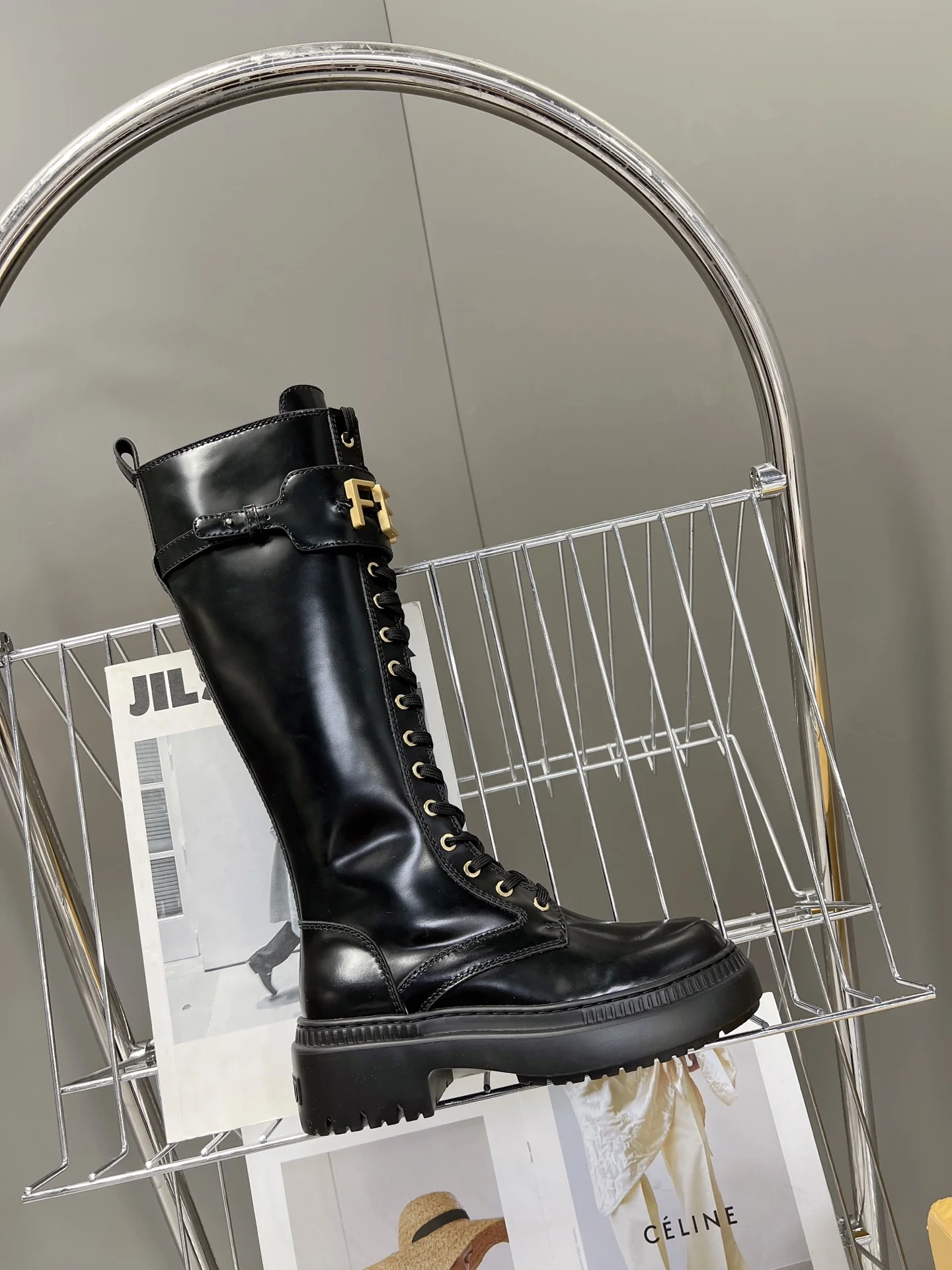 Новинка весны 2022 года от Fendi — Ботинки Martin на шнуровке с пряжкой в ??виде буквы — Черные