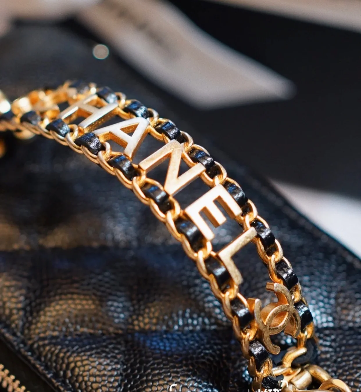 Браслет Chanel из весенне-летней коллекции - с буквой - квадратная форма - черный