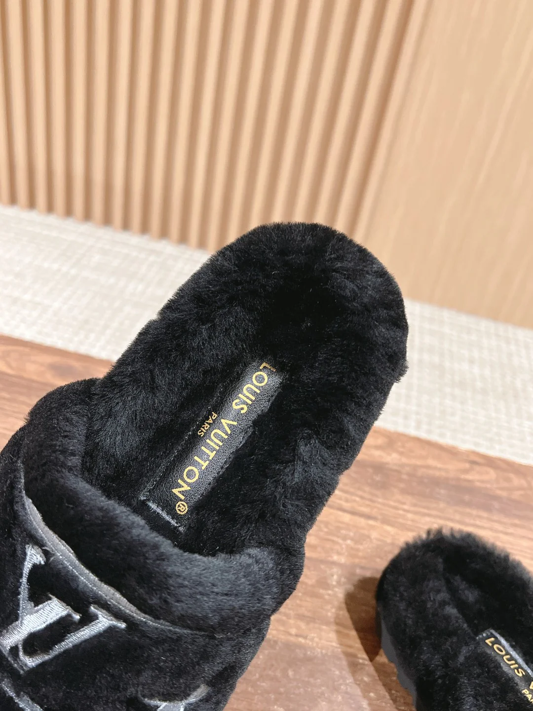 Шерстяные тапочки LV-2024 на плоской подошве - черные