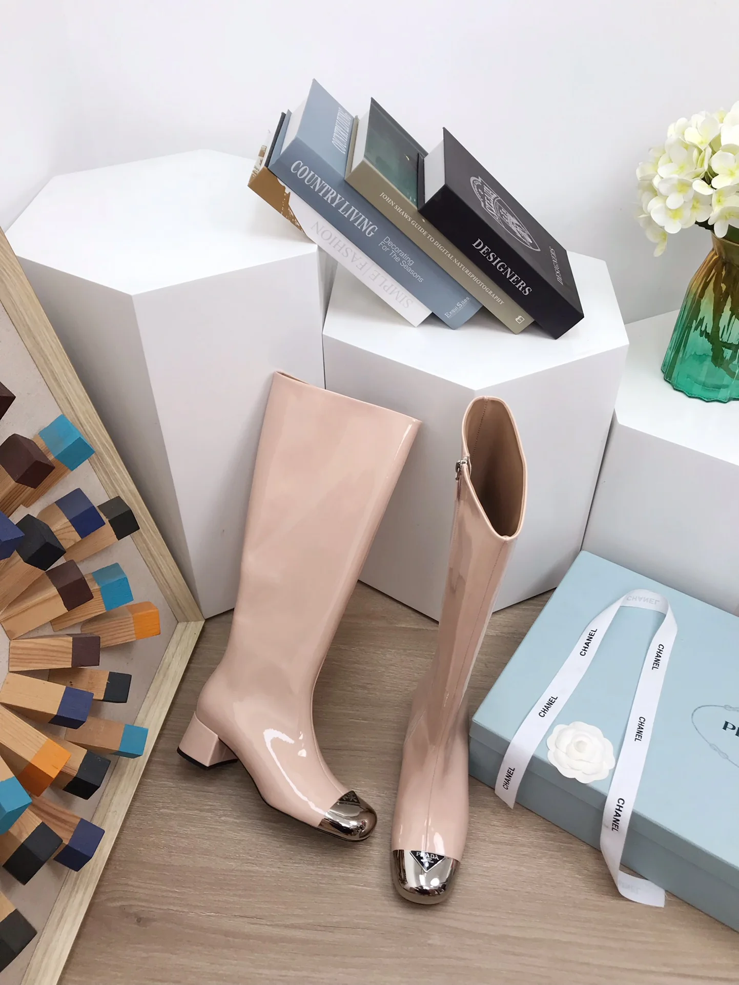 Коллекция Prada 2022 года с подиума - Металлические ботинки с закругленным носком