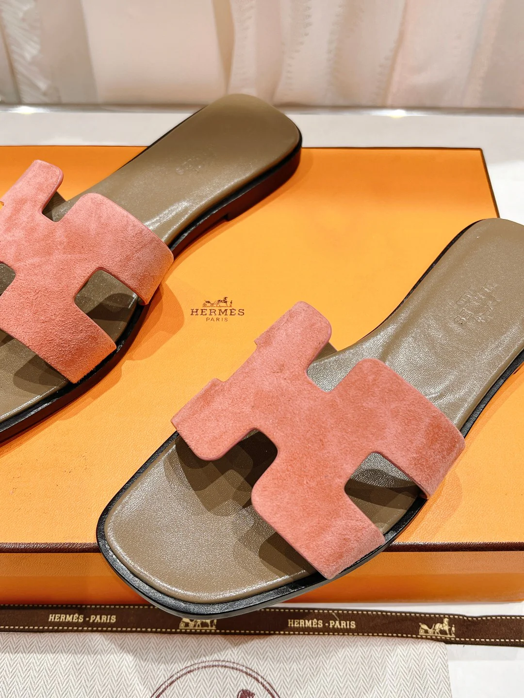 Новинка 2023 года от Hermes - Улучшенная версия - Классические тапочки H из овечьей кожи - Коричневые