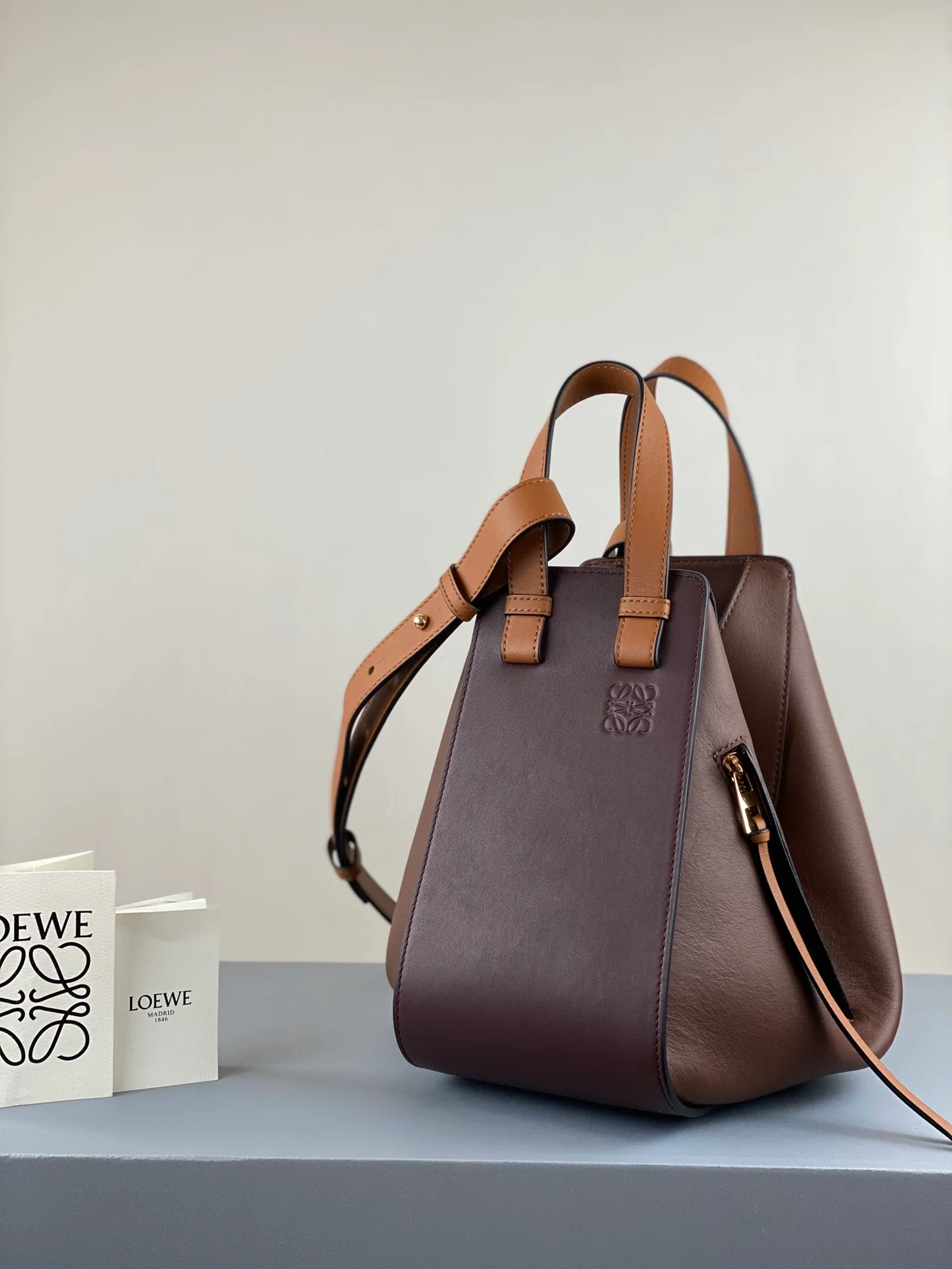 Гамак Loewe, маленький, 13,5x25x30 см, из гладкой кожи, бордово-коричневого цвета.