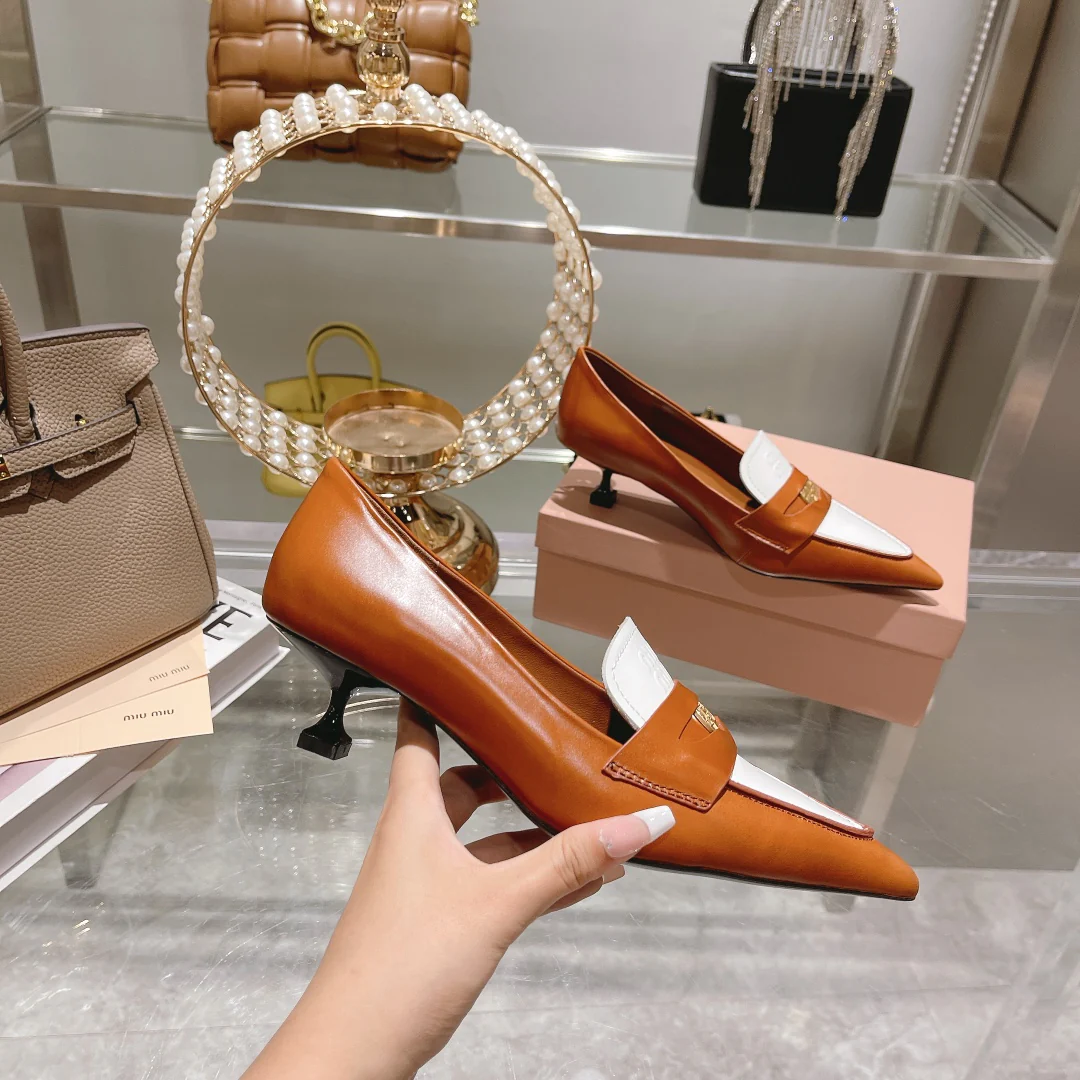 Новинка Miu Miu 2022 года - Туфли на низком каблуке с острым носком - Коричневые