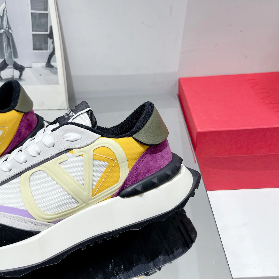 Новинка сезона весна/лето 2022 от Valentino - Замшевые кроссовки на шнуровке и сетке - Унисекс - Белые