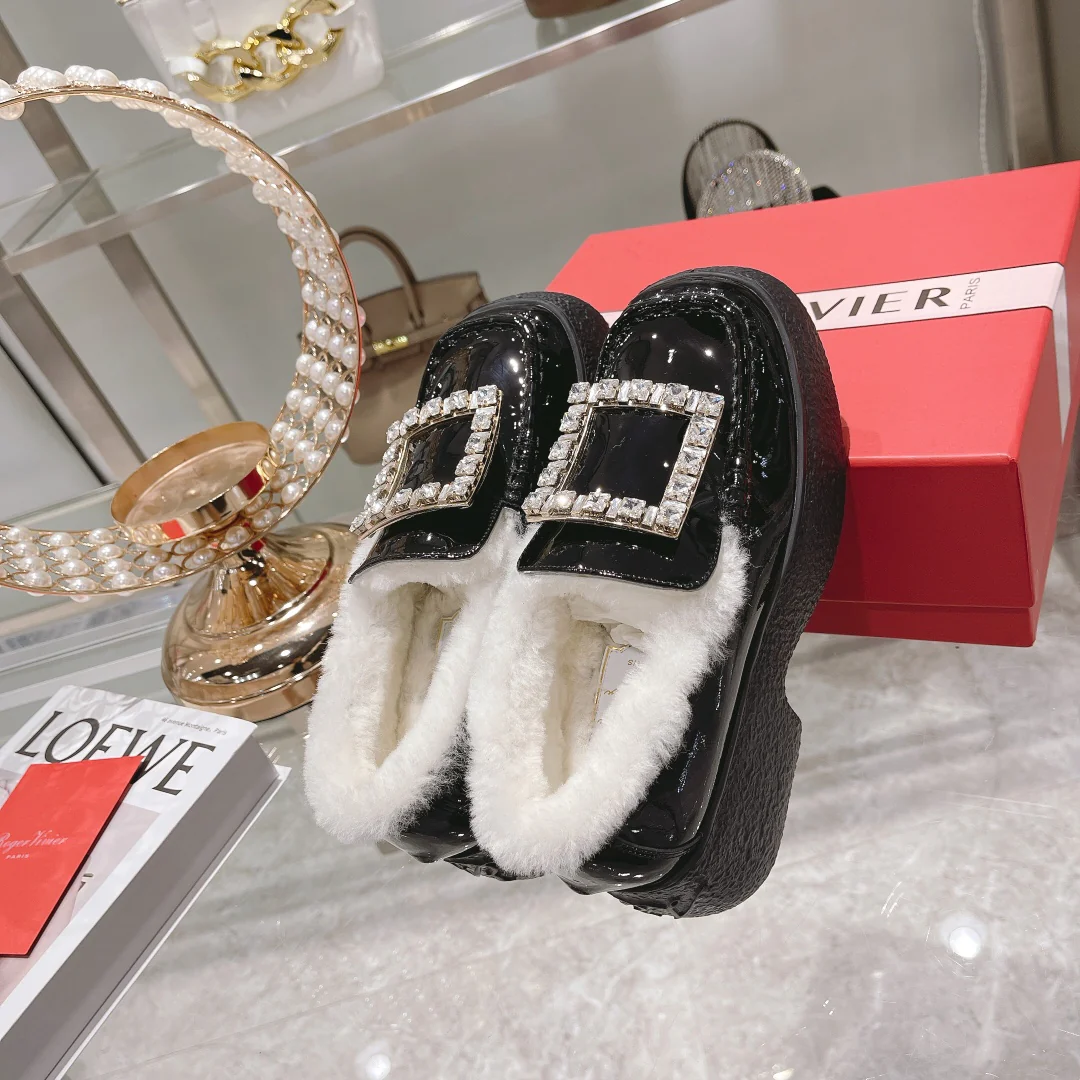 Новые флисовые лоферы RV осенне-зимней коллекции: толстая подошва, украшенные стразами.