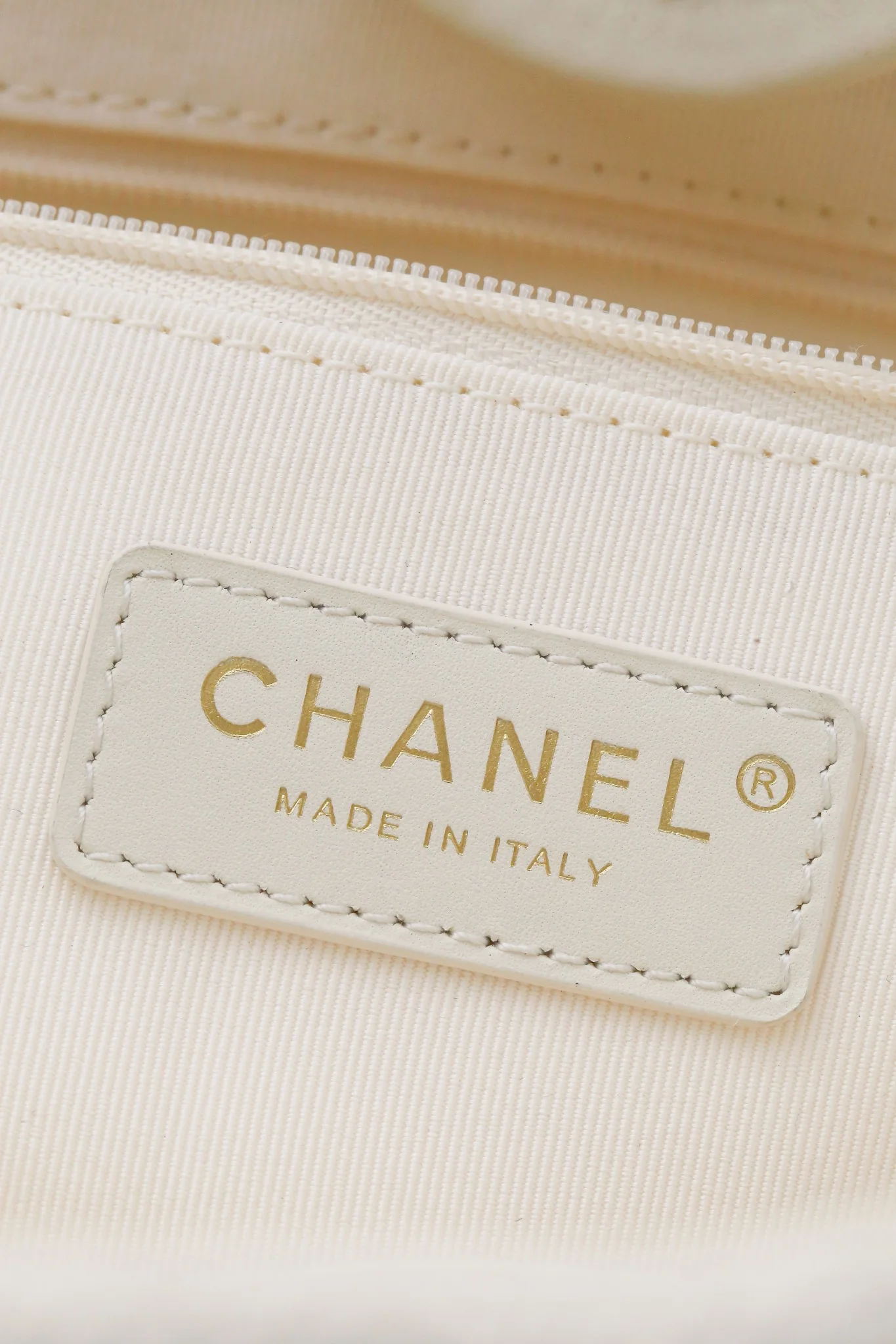 Пляжная сумка Chanel 25c, косметичка, ярко-желтая.