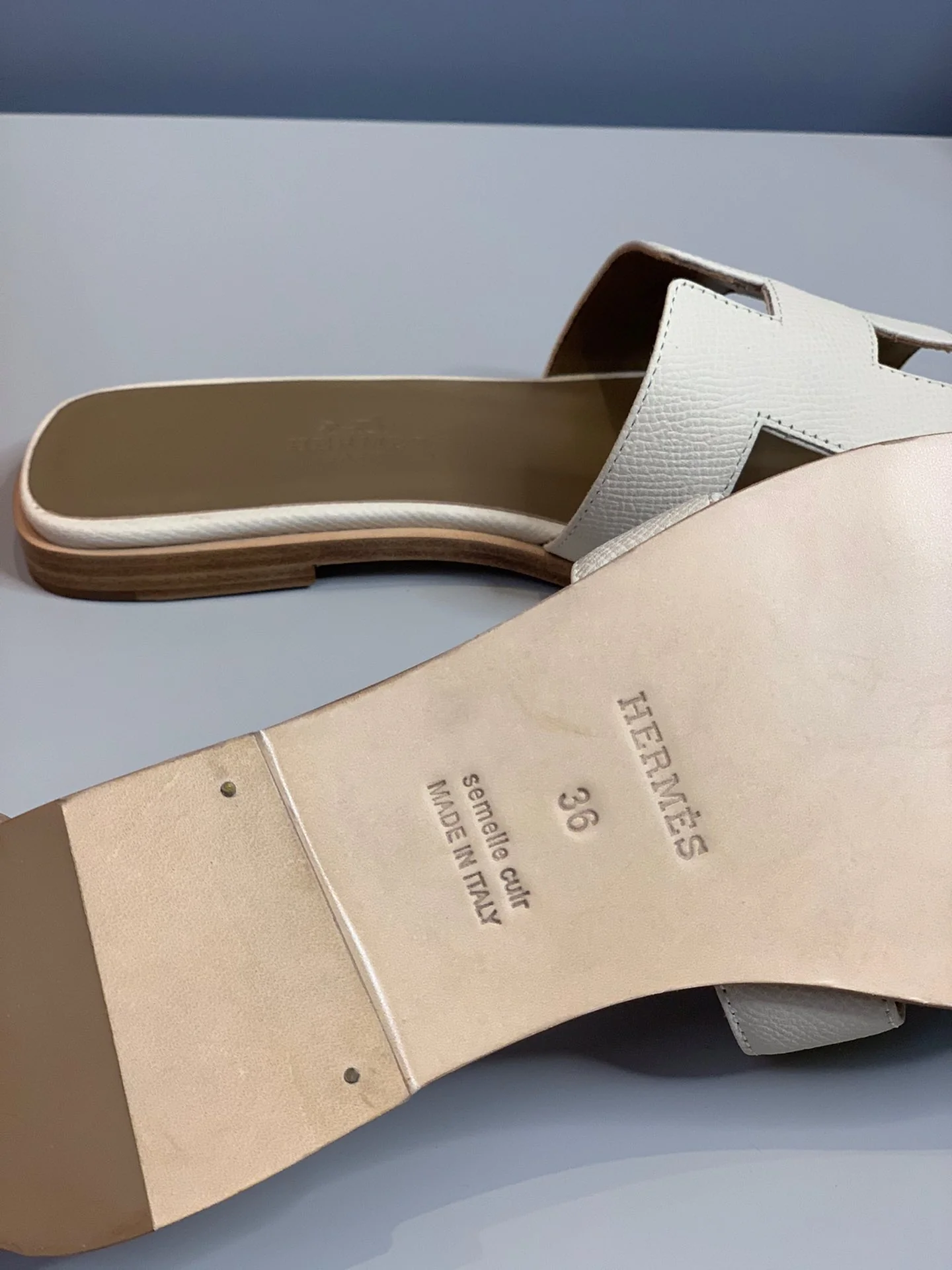 Новинка 2022 года от Hermes - Тапочки с отпечатком руки - Белые