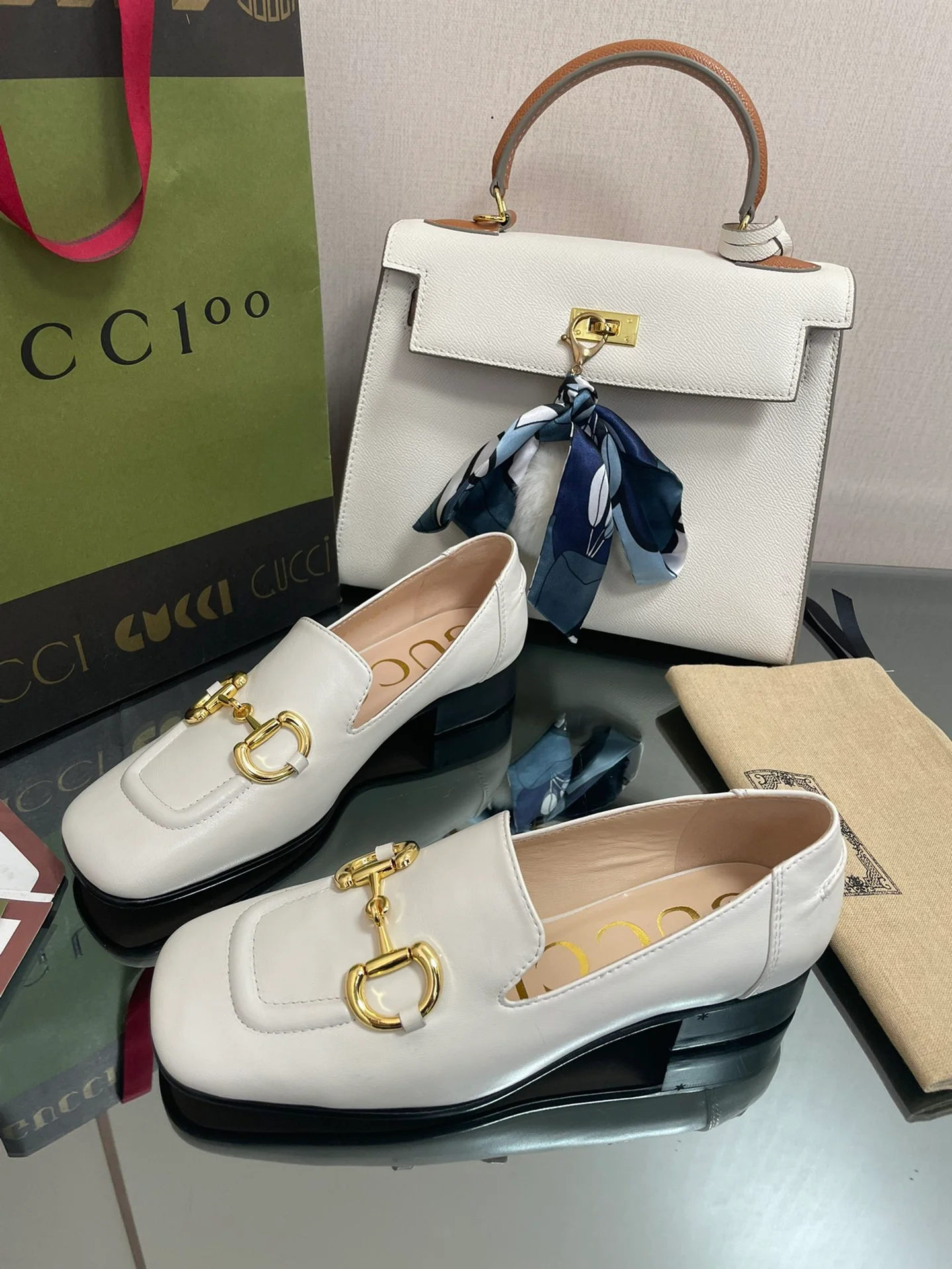 Новинка Gucci 2022 года - Лоферы с пряжкой 