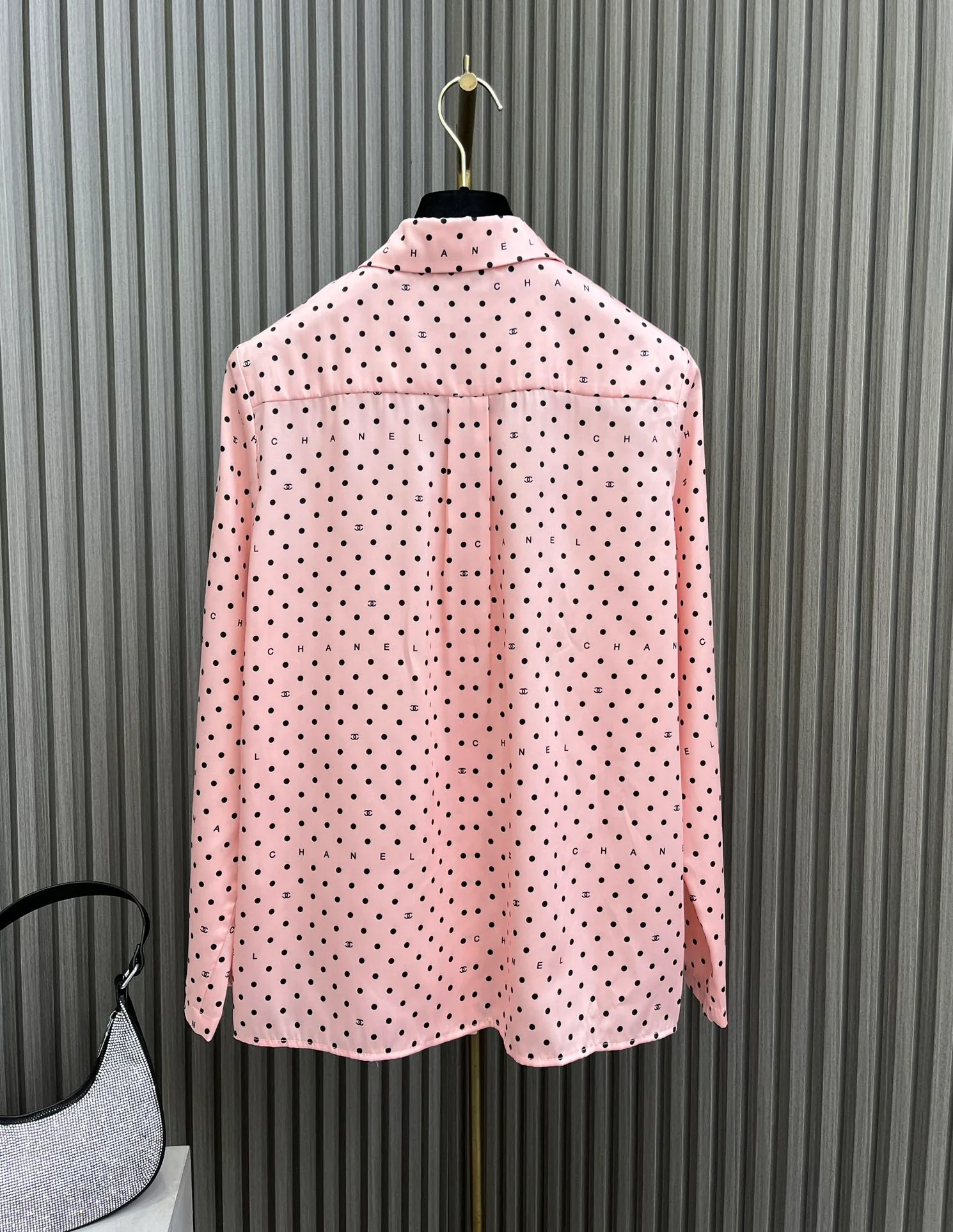 Chanel - 2404-24 Новинка: Комплект из рубашки и шорт в горошек - Розовый