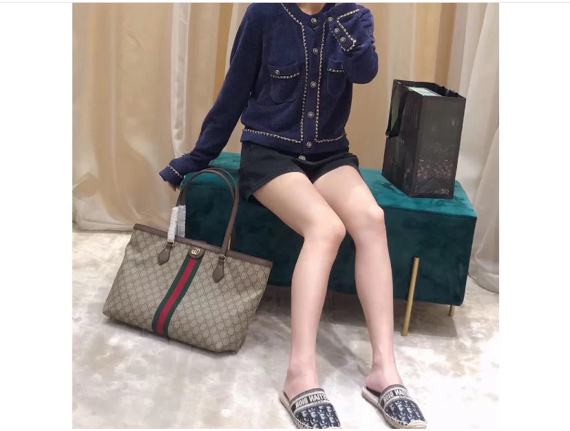 Классическая сумка-тоут Gucci — как она выглядит на руке.