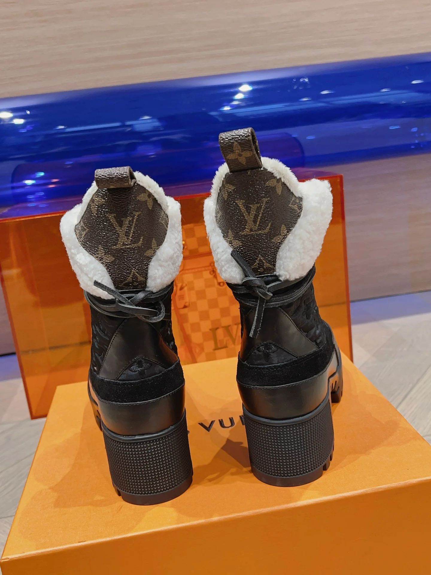 Новинка осенне-зимней коллекции LV 2023 — Ботинки-мартины на массивном каблуке с меховой отделкой — Черные — 1 шт.