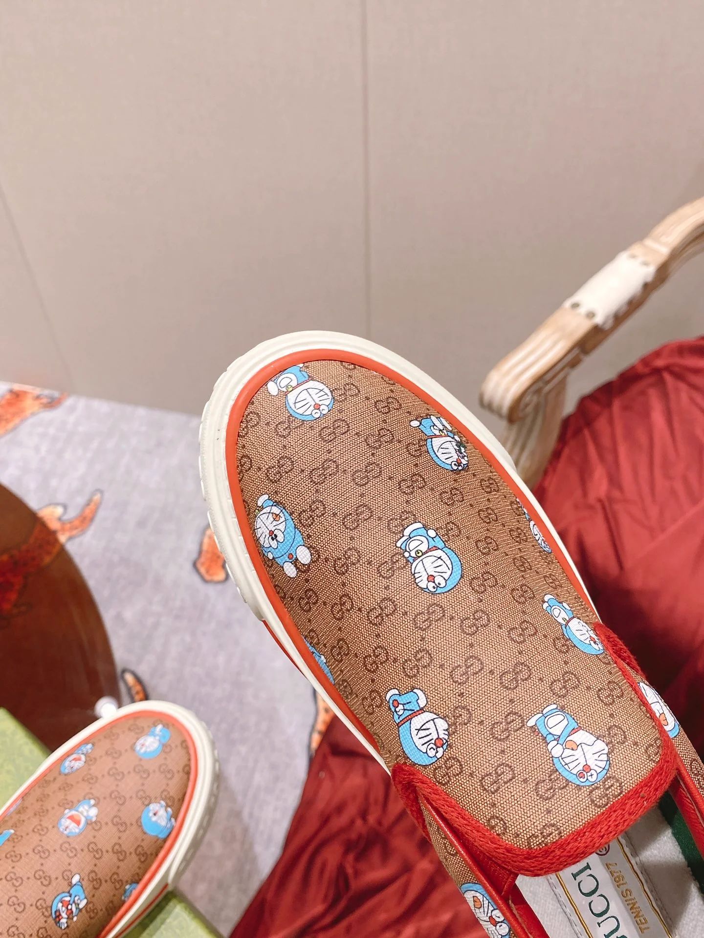 Классические лоферы Gucci 1977 из серии ?Дораэмон? — парусиновые туфли.