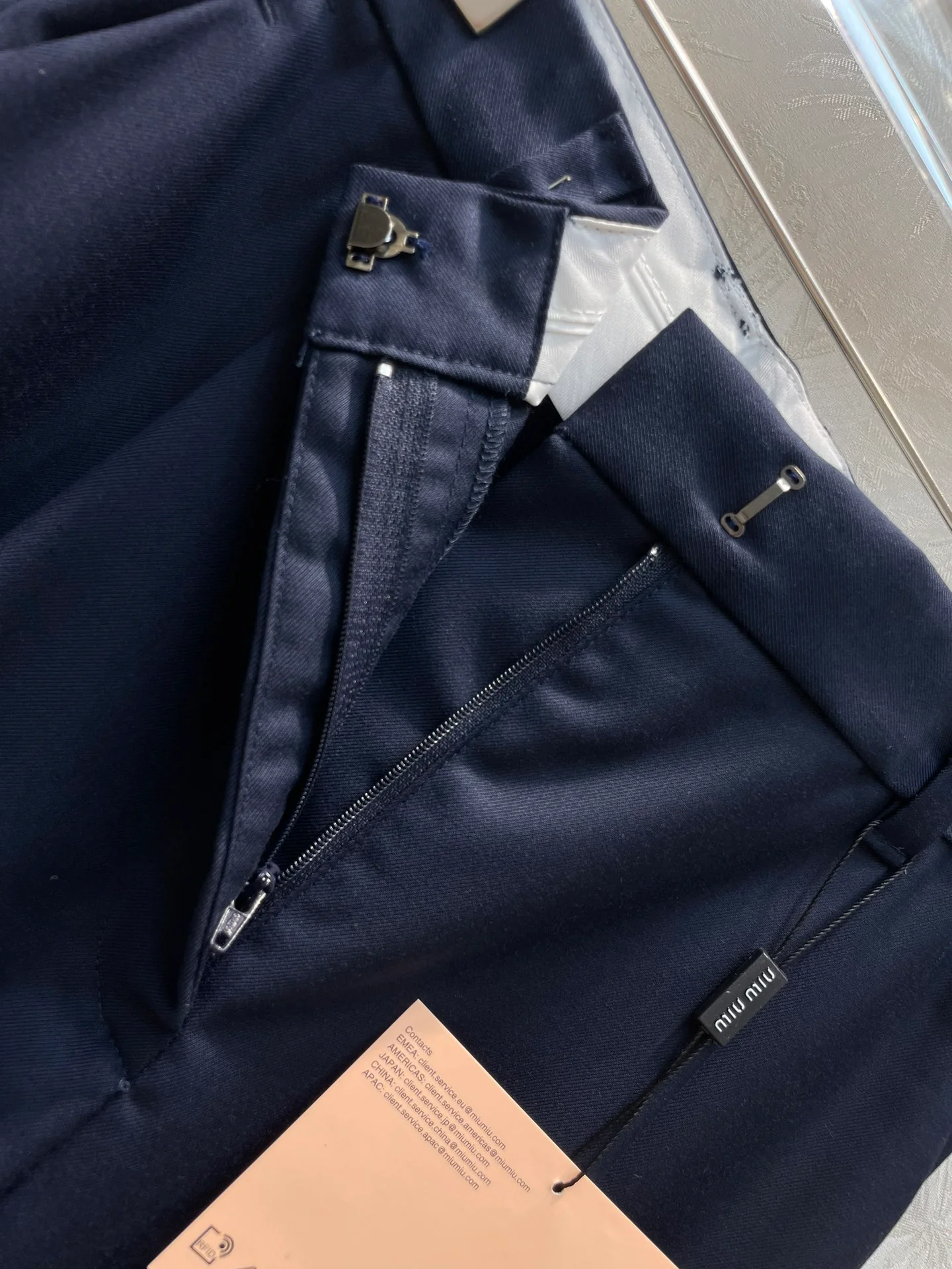 Miu Miu - Весна/Лето 2404-24: Идеальный образ в стиле преппи с вышитыми значками и брюками в стиле пэчворк.