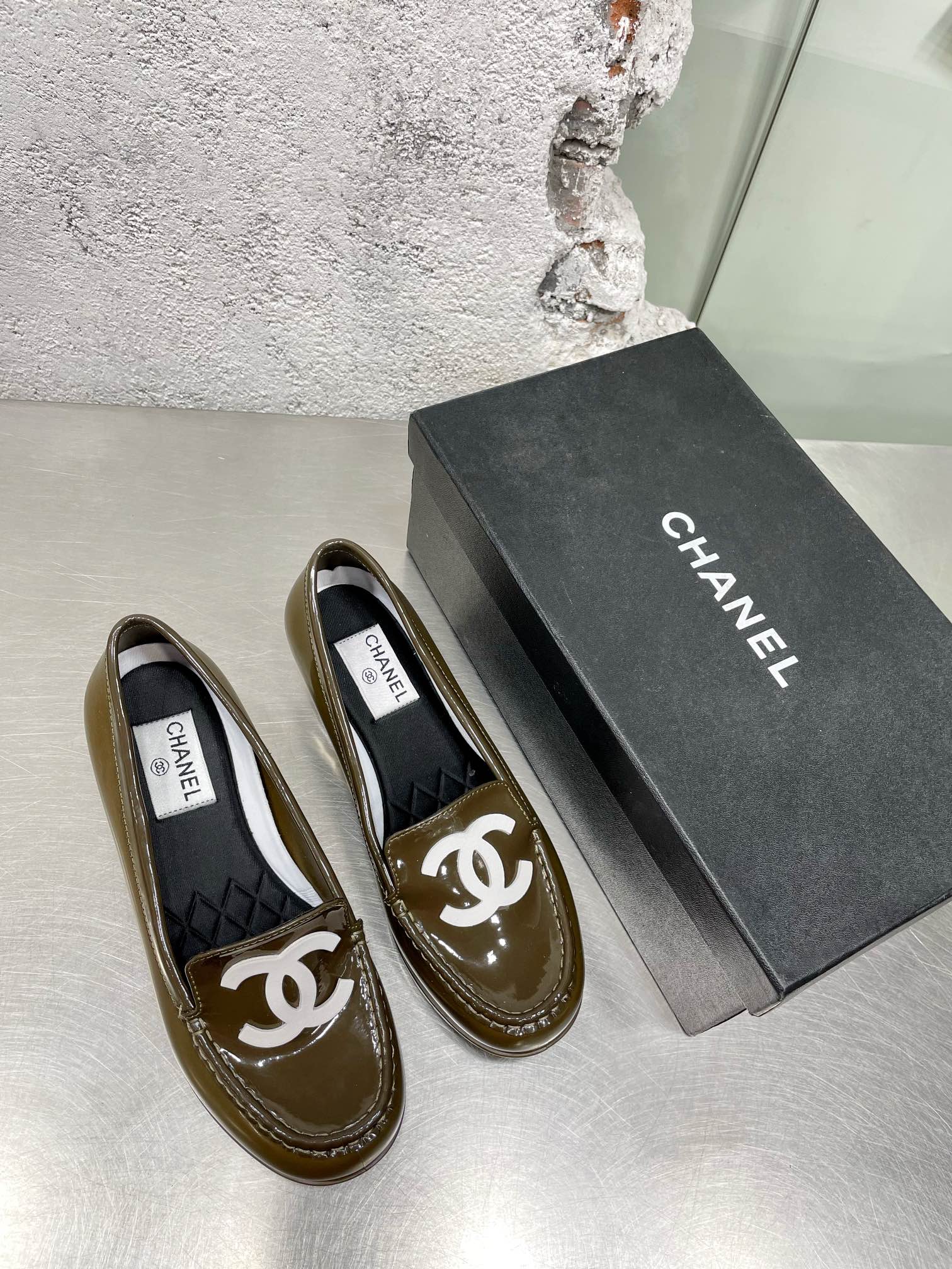 Новинка сезона осень/зима 2022 от Chanel - Ретро-туфли на низком каблуке в стиле афро - Зеленый