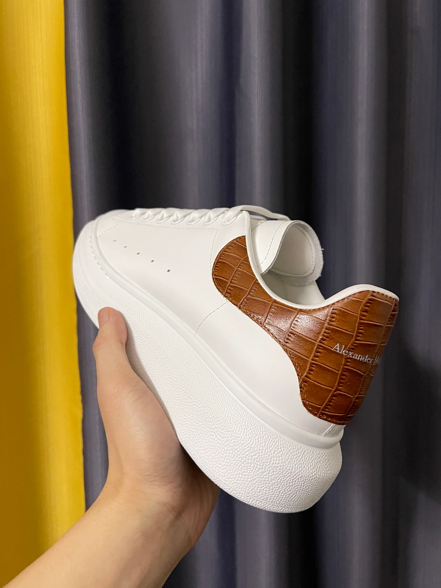 Классические белые кроссовки McQueen - унисекс - карамельный узор под крокодиловую кожу - премиум-издание