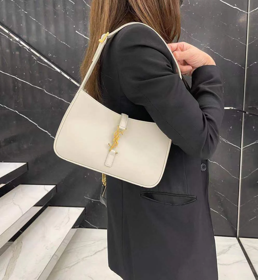 Сумка-седло YSL Plain Saddle Bag - белая с золотой фурнитурой.