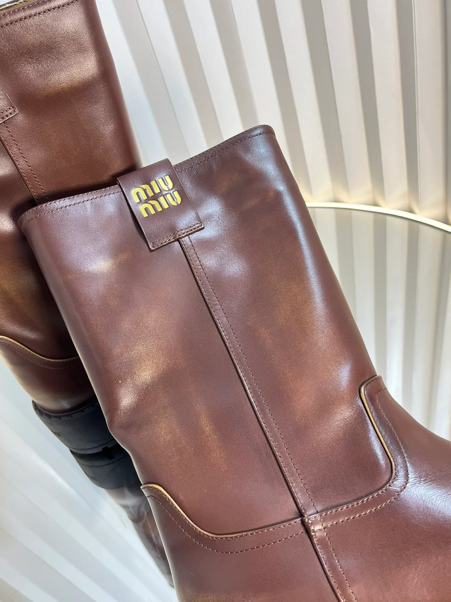 Длинные замшевые сапоги Miu Miu 2024 года - Кофейно-коричневый