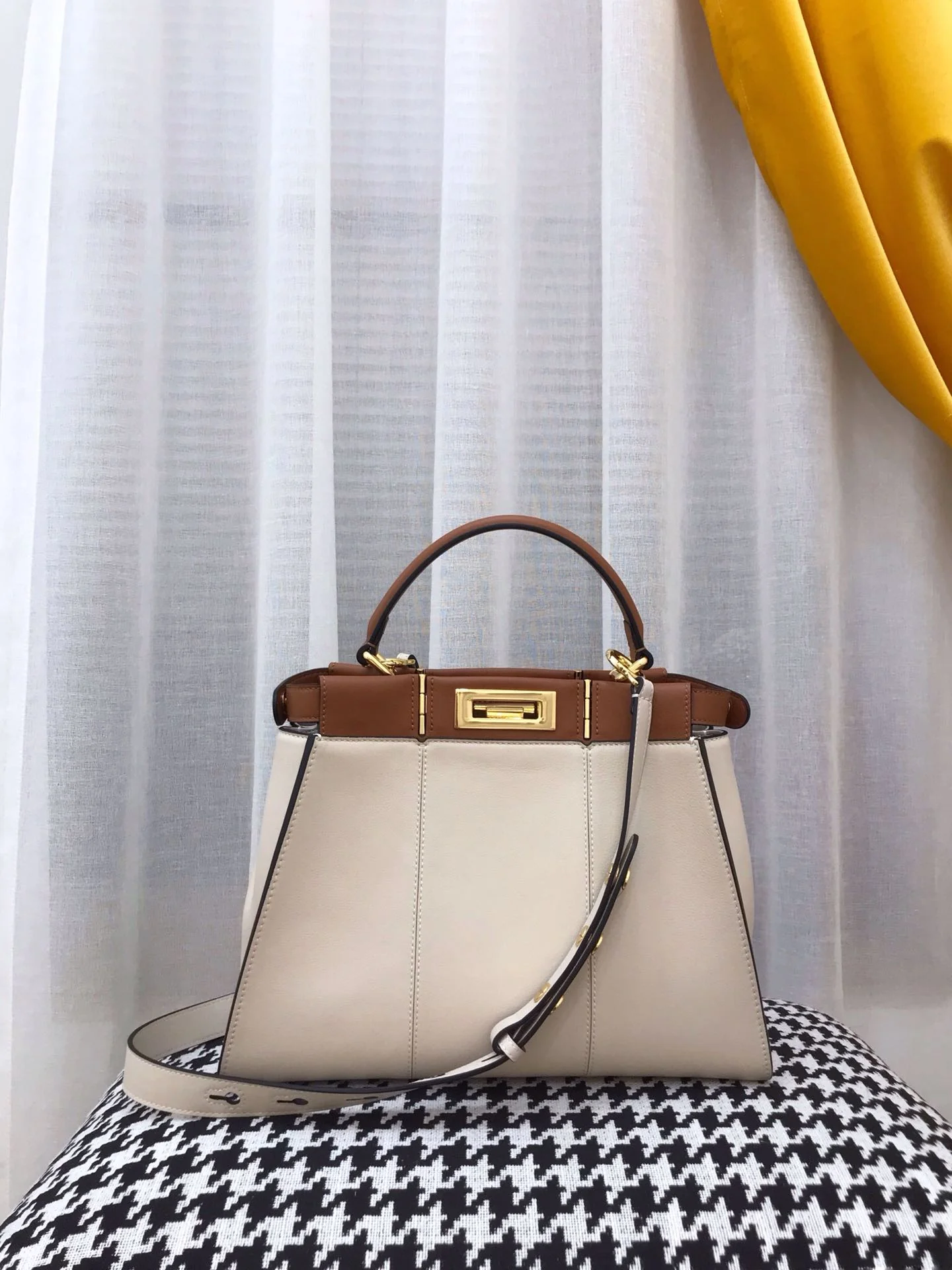 Белая кожаная сумка Fendi Peekaboo