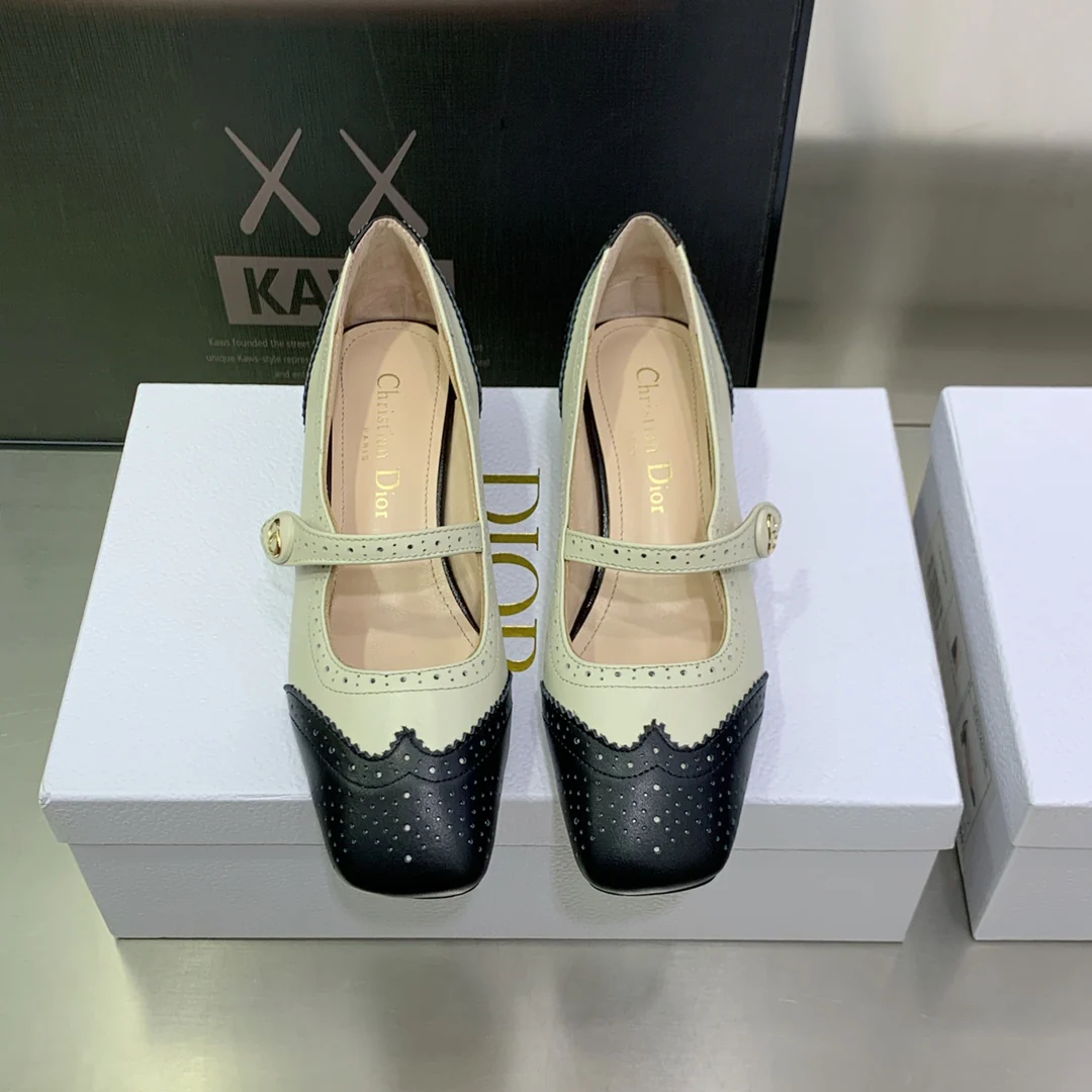 Новинка сезона весна/лето 2023 от Dior - туфли d-shine Retro Doll Shoes - белые.