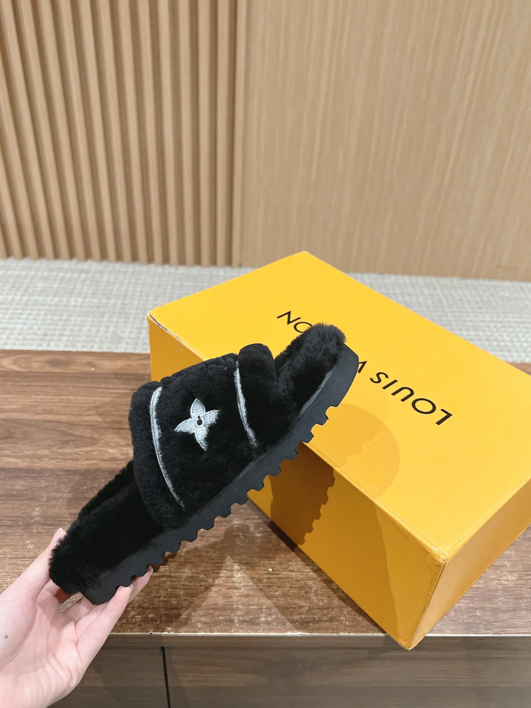 Шерстяные тапочки LV-2024 на плоской подошве - черные