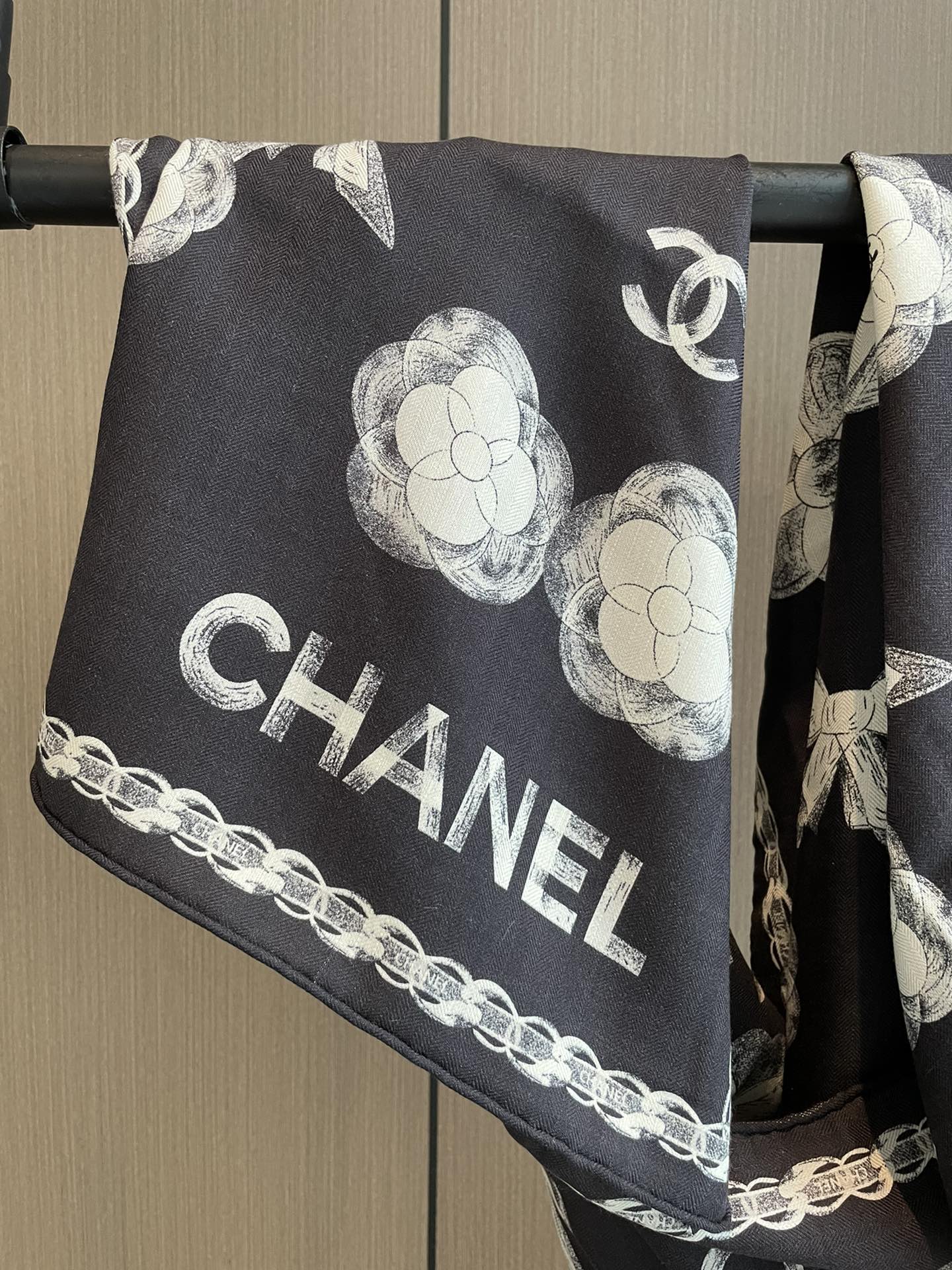 Бархатный шарф Chanel Camellia 2024 - 65-185 - Черный