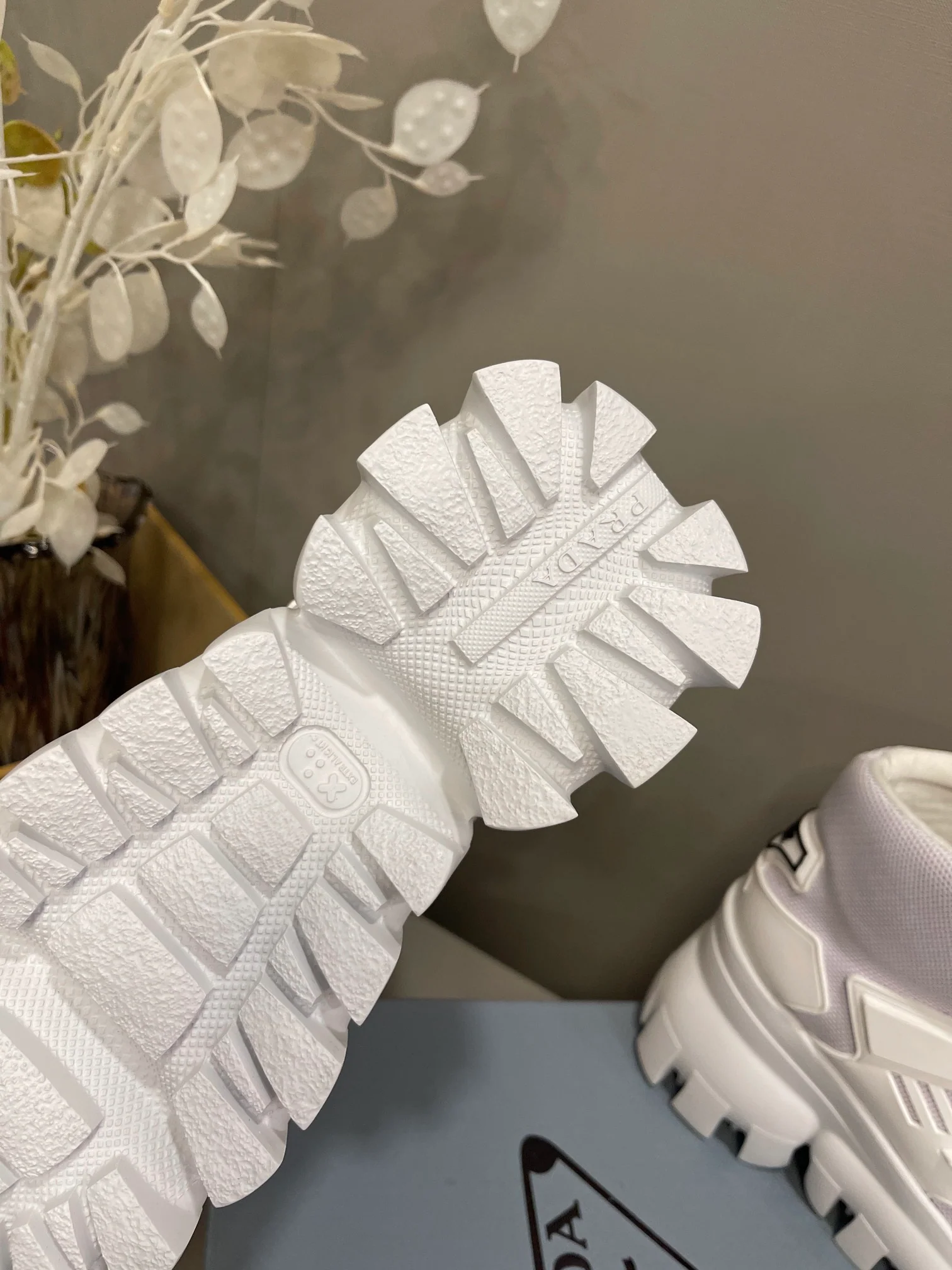 Новинка сезона весна/лето 2022 от Prada - высокие повседневные сапоги на платформе.