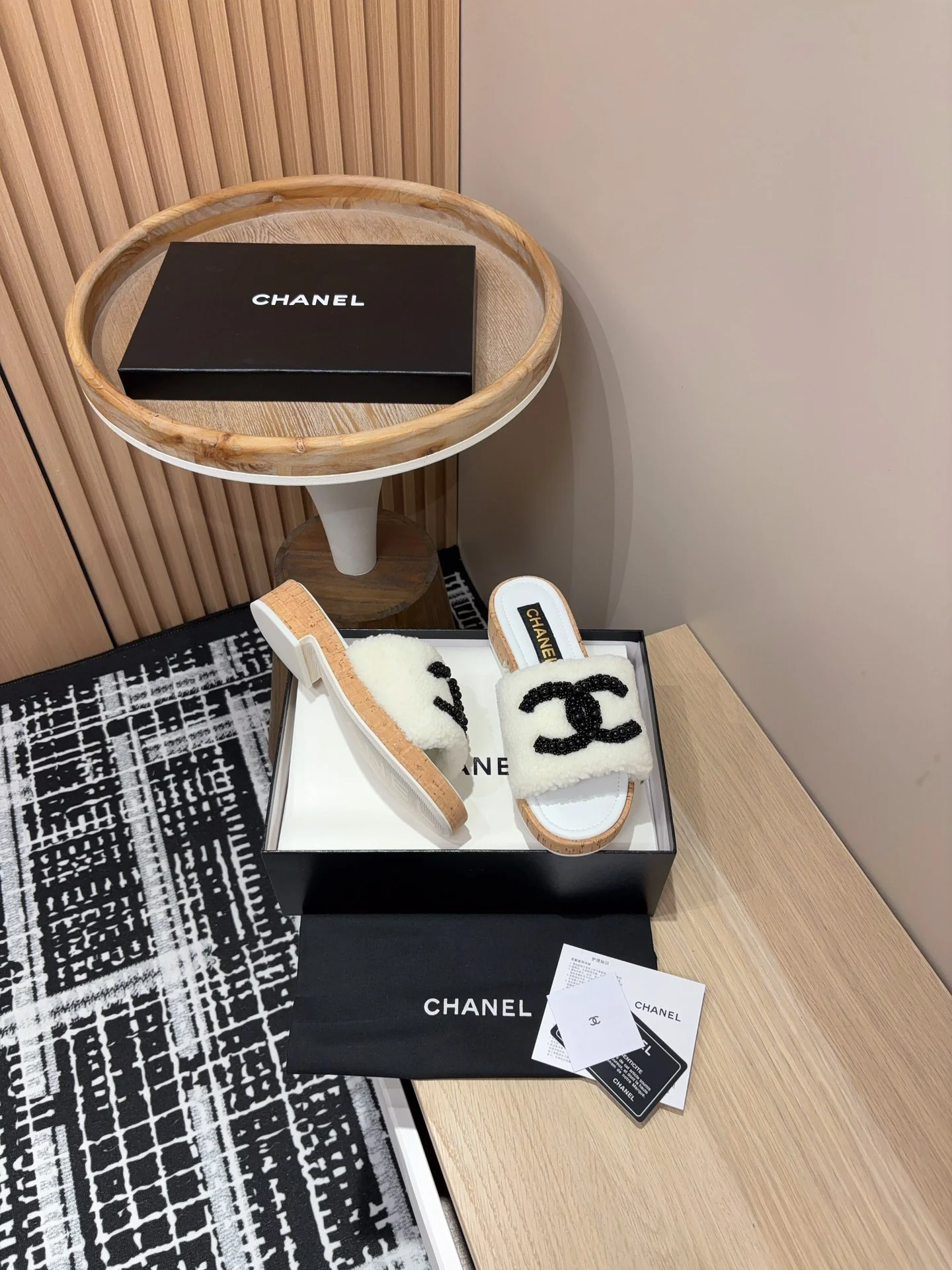 Шерстяные сандалии на низком каблуке Chanel 2024 — белые