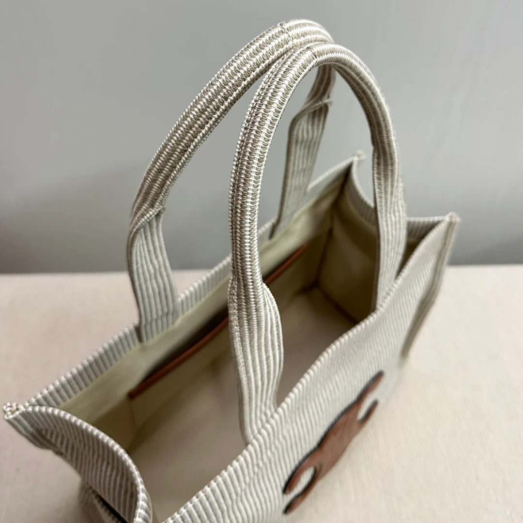 Сумка-тоут Celine Cabas Thais, большая, бежевая.