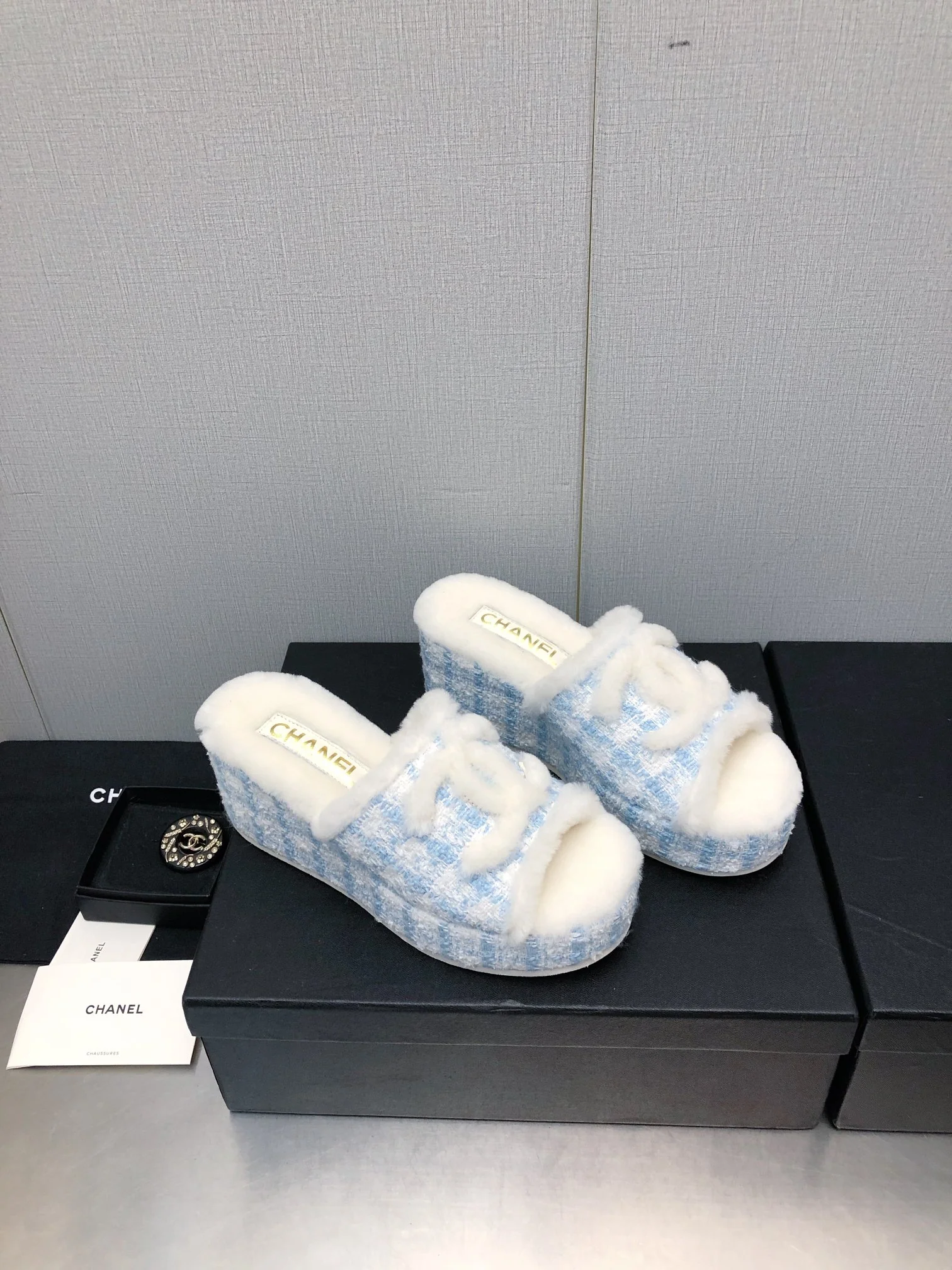 Новинка сезона осень/зима 2023 от Chanel - шерстяные сандалии в клетку сзади - светло-голубые.