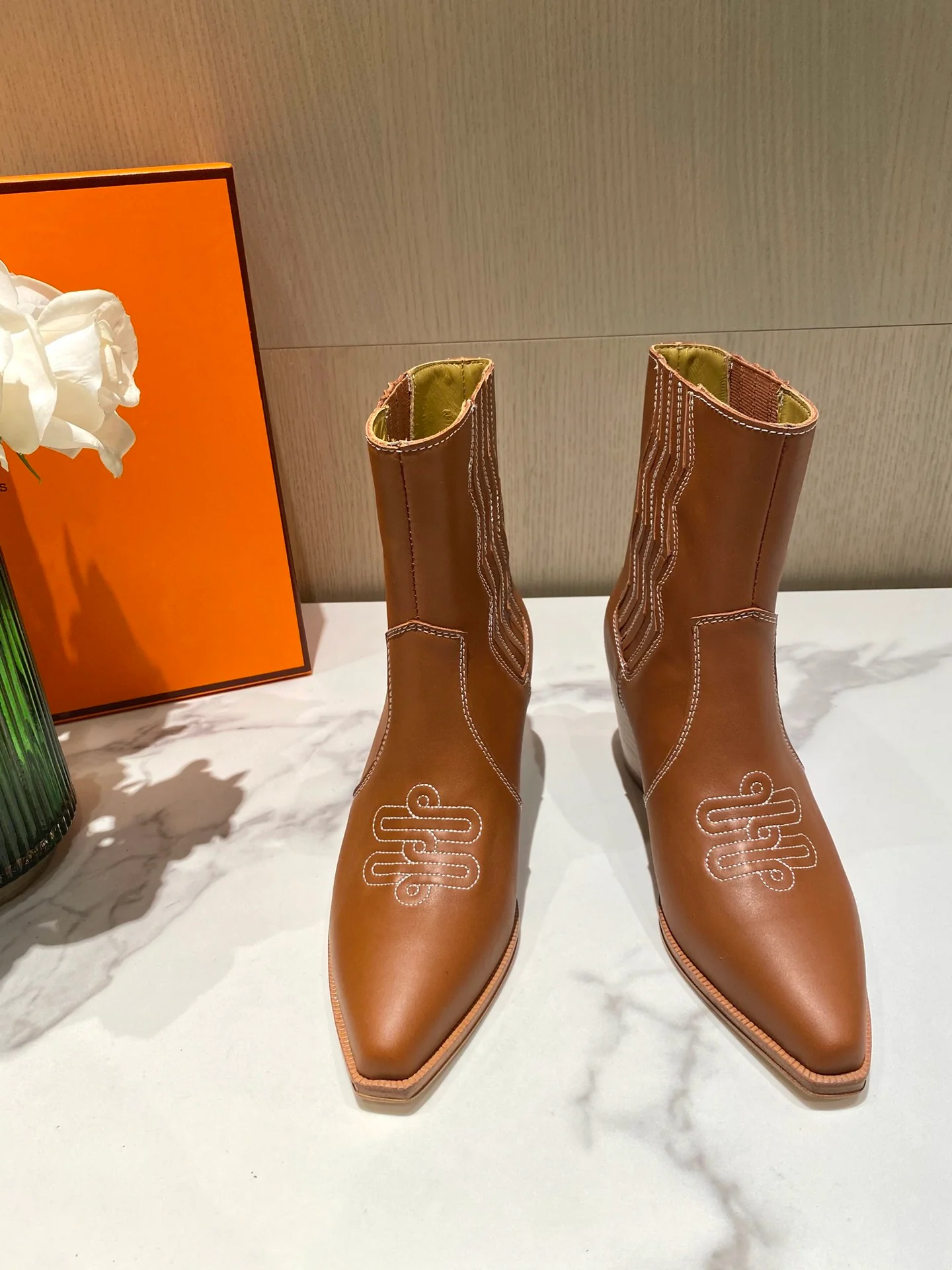 Новинка осенне-зимней коллекции Hermes 2022 — ботильоны из лакированной кожи — верблюжий цвет.