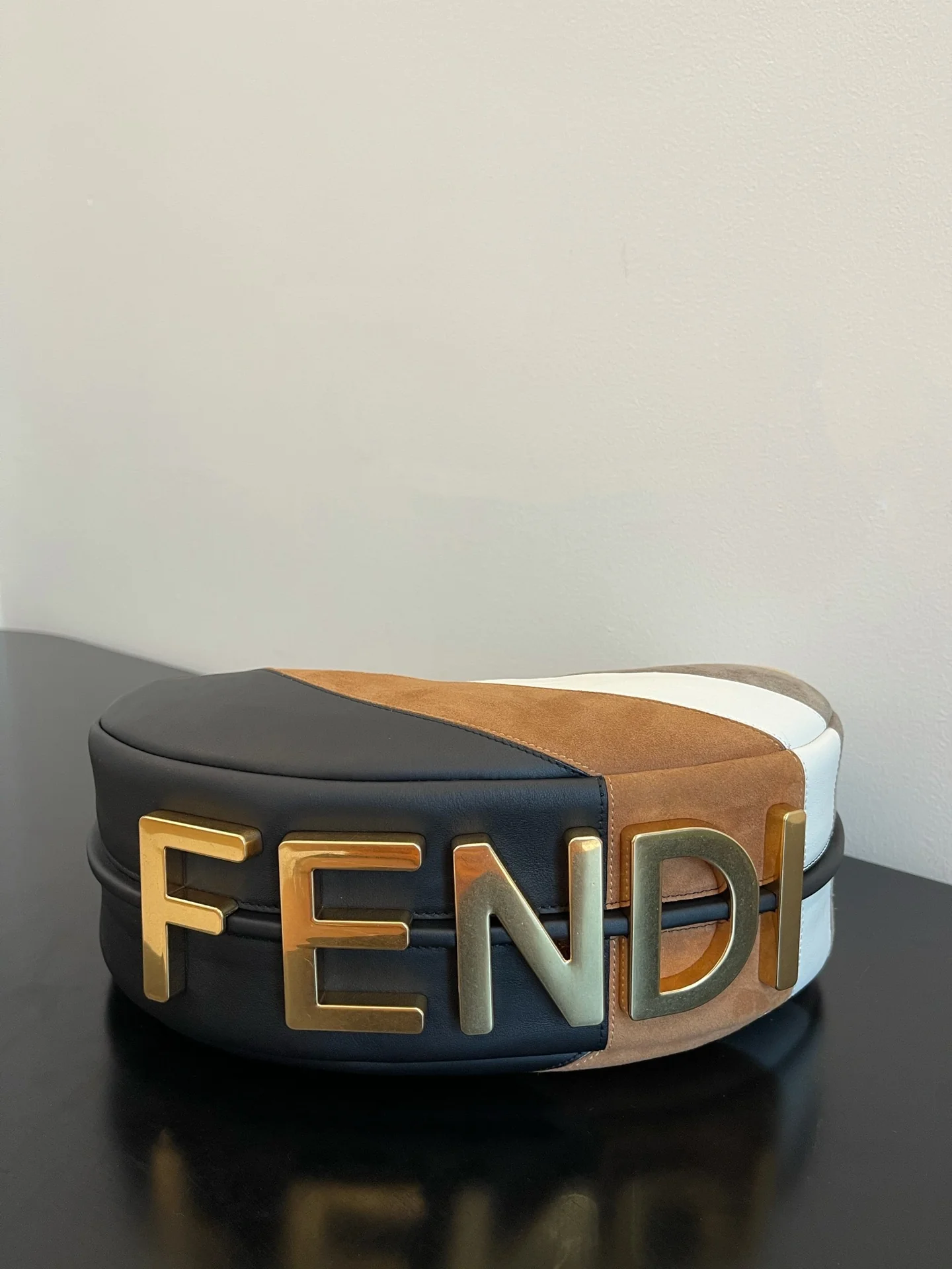 Fendi-fendigraphy - Большая коричневая сумка под мышку в форме полумесяца
