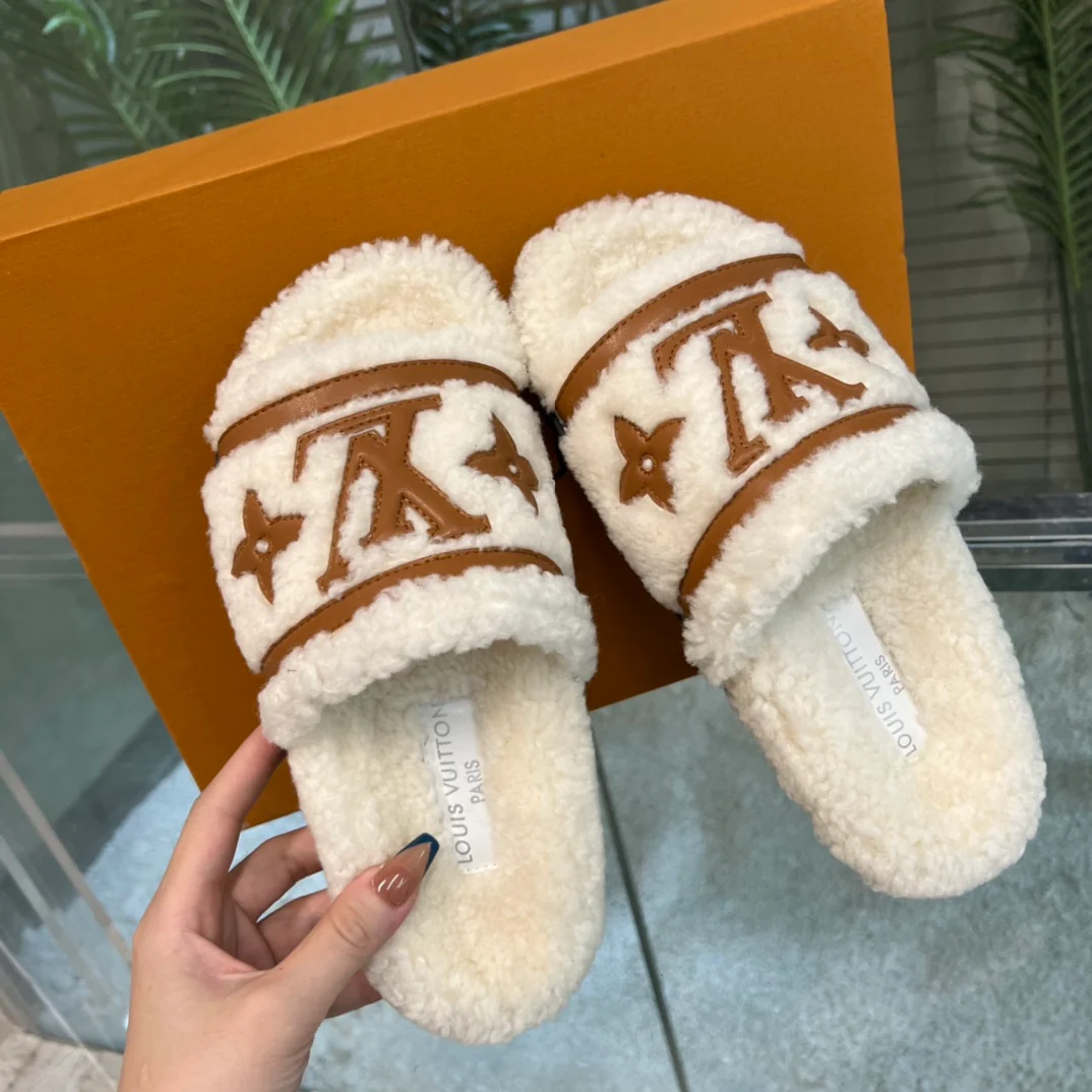 Новинка ранней весны 2022 года от LV - Пушистые тапочки - Белые
