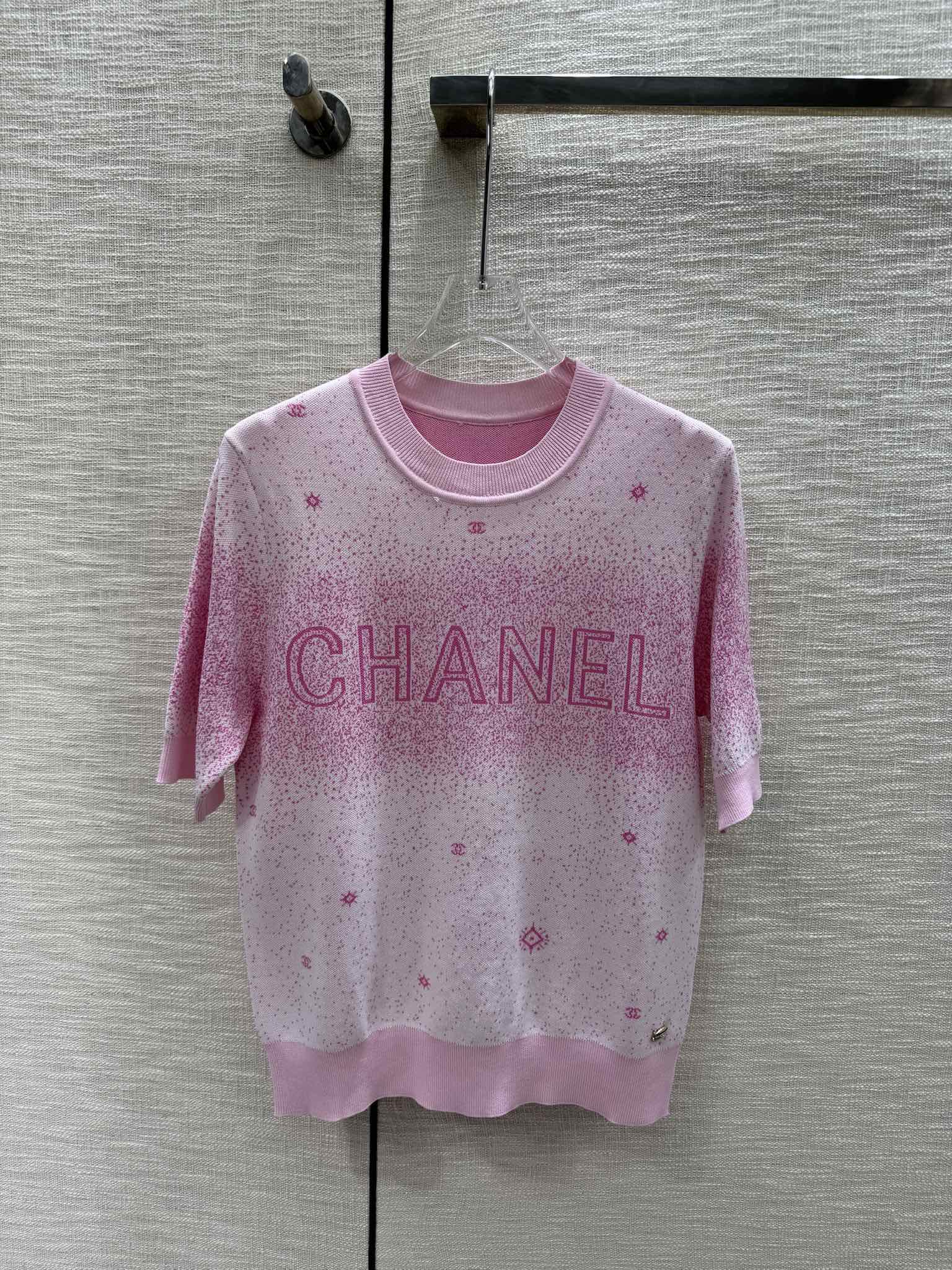 Chanel - 2403 - 24 Ранняя весна. Новая трикотажная футболка с коротким рукавом и градиентным переходом цвета.
