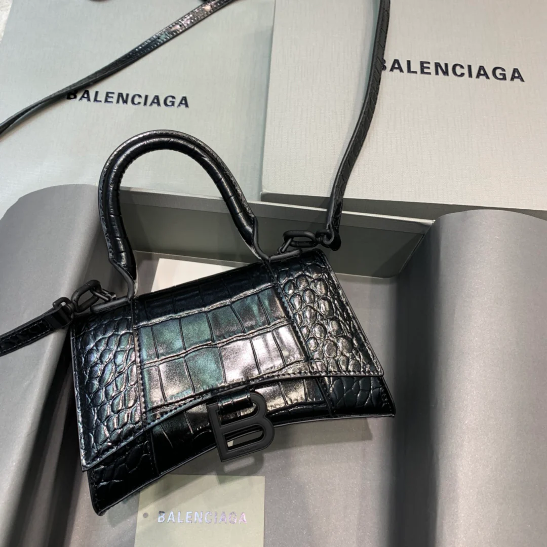 Сумка Balenciaga Hourglass, размер XS, черная, с пряжкой из крокодиловой кожи.