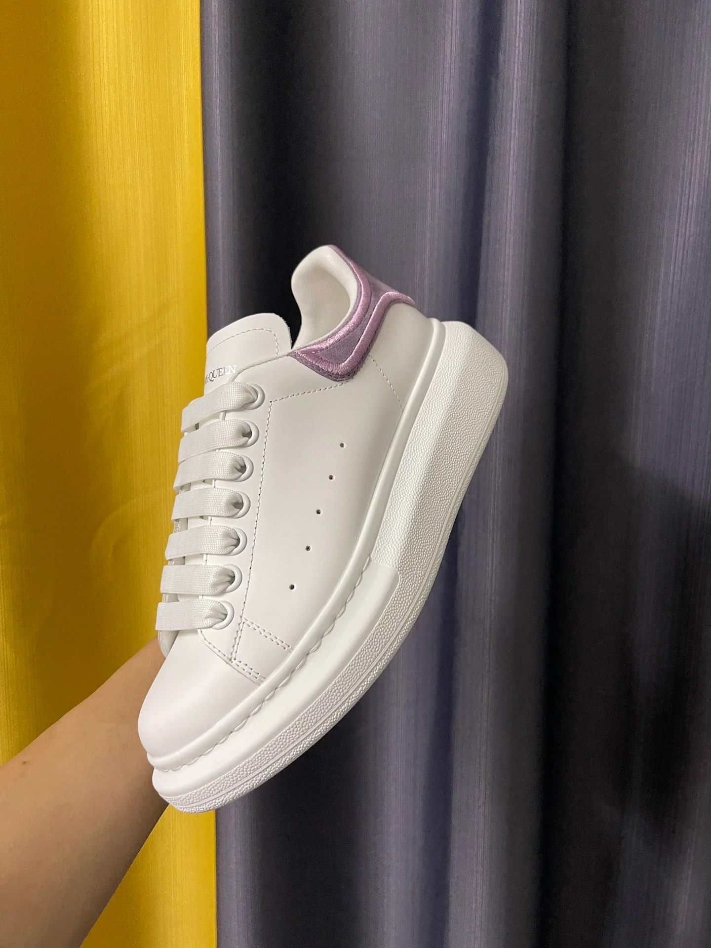 Классические белые кроссовки McQueen - унисекс - фиолетовая вышивка на пятке