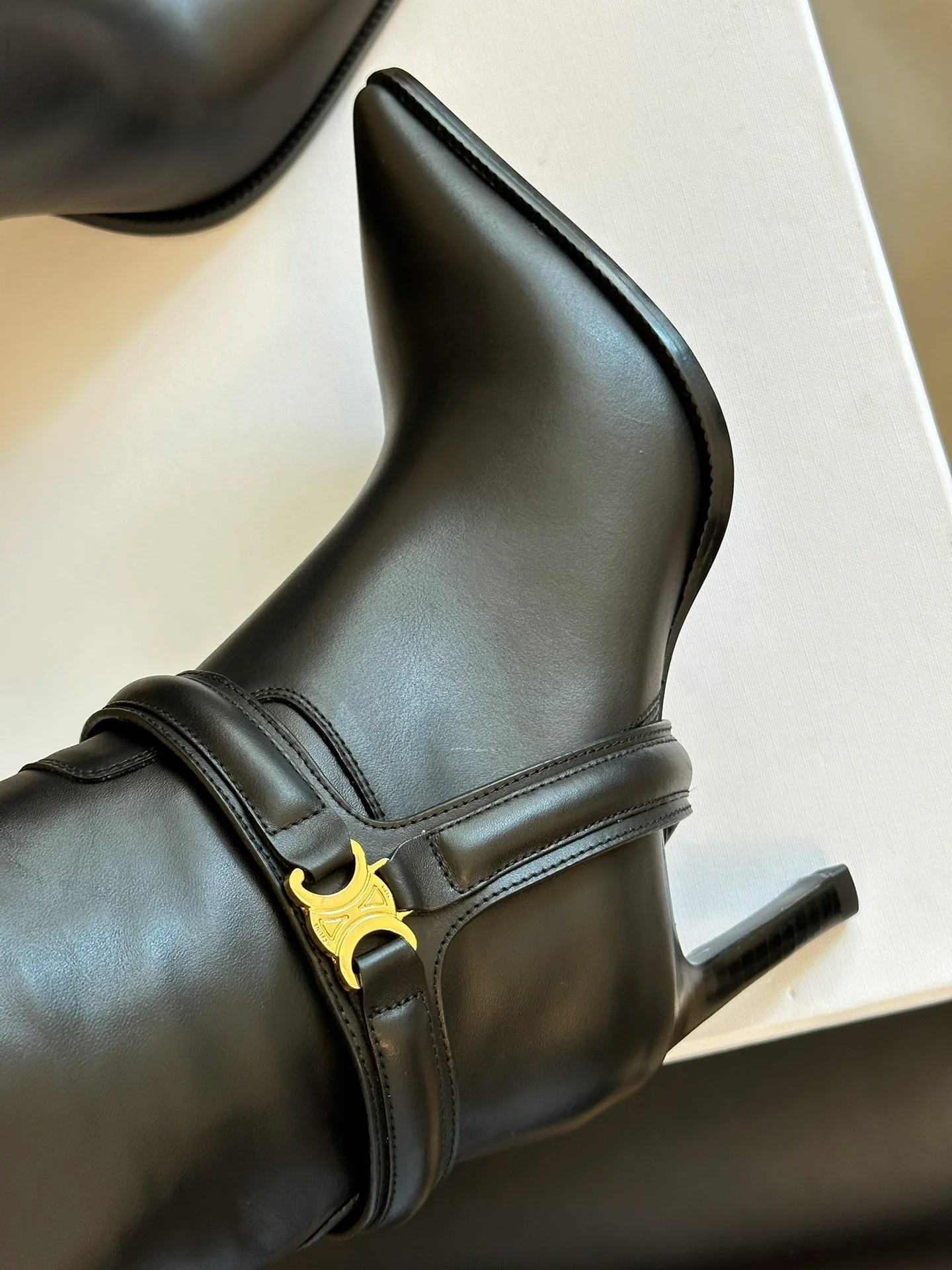 Новинка сезона осень/зима 2023 от Celine - Ботильоны на шпильке - Черные